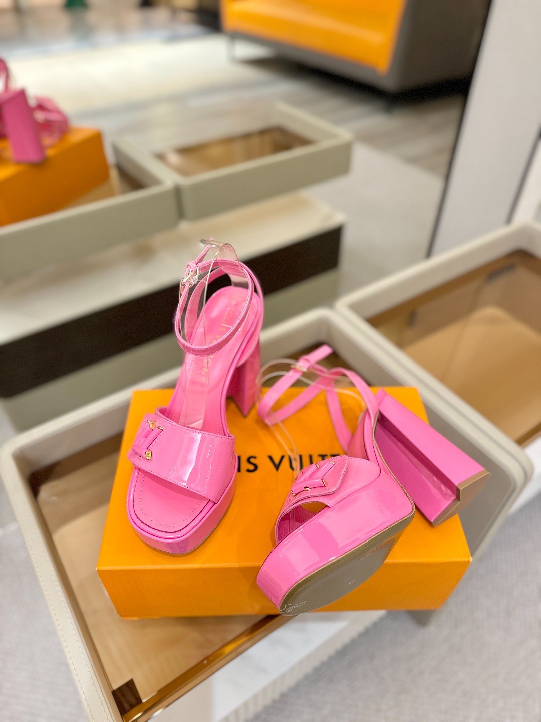 L✔️ 家专柜最新走秀款凉鞋、官网系列同步更新、完美楦型+防水台设计、高贵气质、走路不累脚、原版倒模楦型