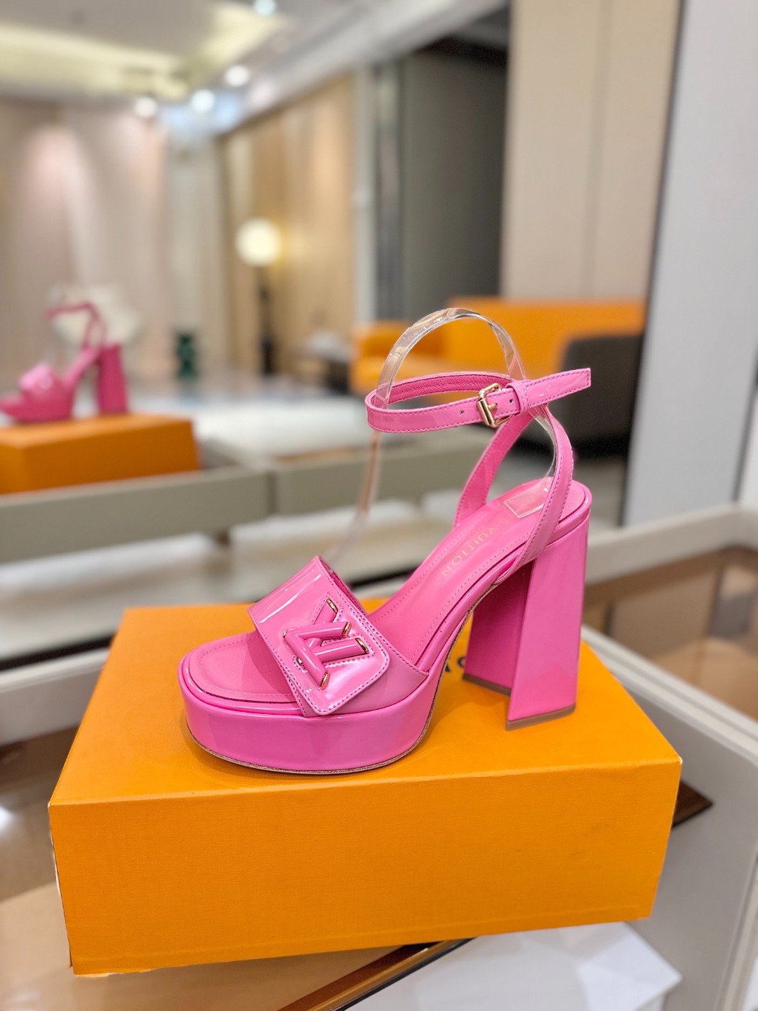 L✔️ 家专柜最新走秀款凉鞋、官网系列同步更新、完美楦型+防水台设计、高贵气质、走路不累脚、原版倒模楦型