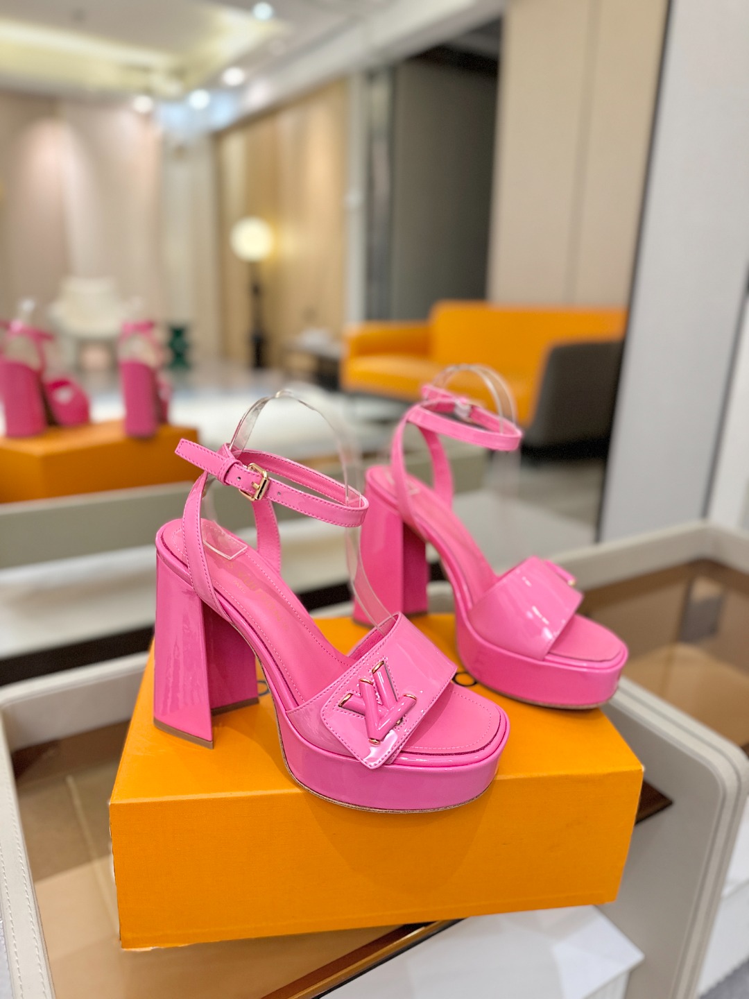 L✔️ 家专柜最新走秀款凉鞋、官网系列同步更新、完美楦型+防水台设计、高贵气质、走路不累脚、原版倒模楦型