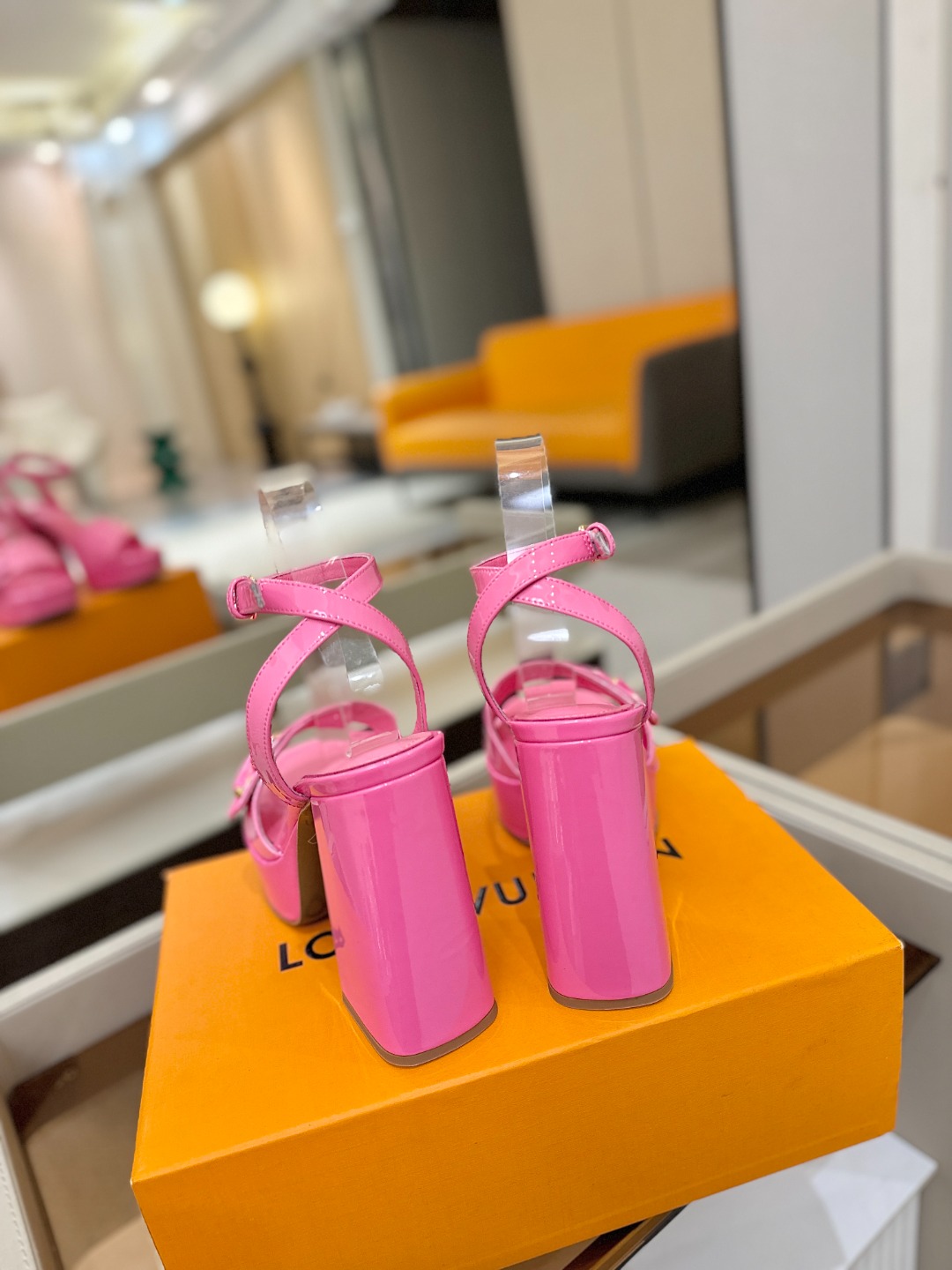 L✔️ 家专柜最新走秀款凉鞋、官网系列同步更新、完美楦型+防水台设计、高贵气质、走路不累脚、原版倒模楦型