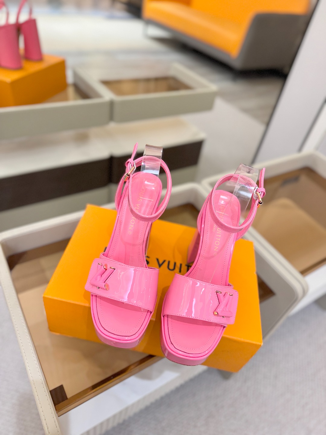 L✔️ 家专柜最新走秀款凉鞋、官网系列同步更新、完美楦型+防水台设计、高贵气质、走路不累脚、原版倒模楦型