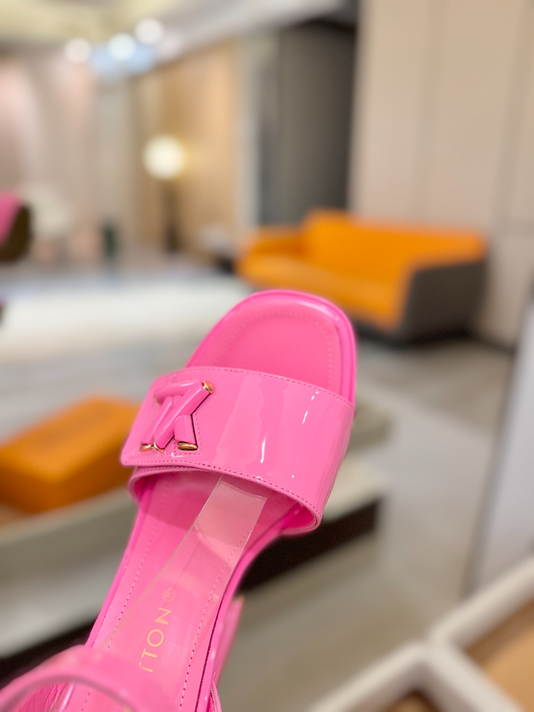 L✔️ 家专柜最新走秀款凉鞋、官网系列同步更新、完美楦型+防水台设计、高贵气质、走路不累脚、原版倒模楦型