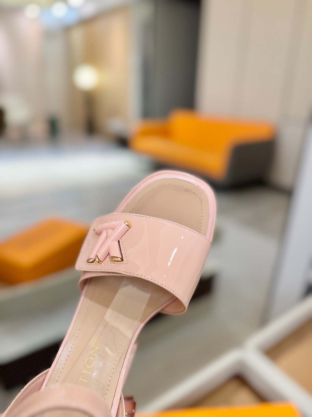 L✔️ 家专柜最新走秀款凉鞋、官网系列同步更新、完美楦型+防水台设计、高贵气质、走路不累脚、原版倒模楦型