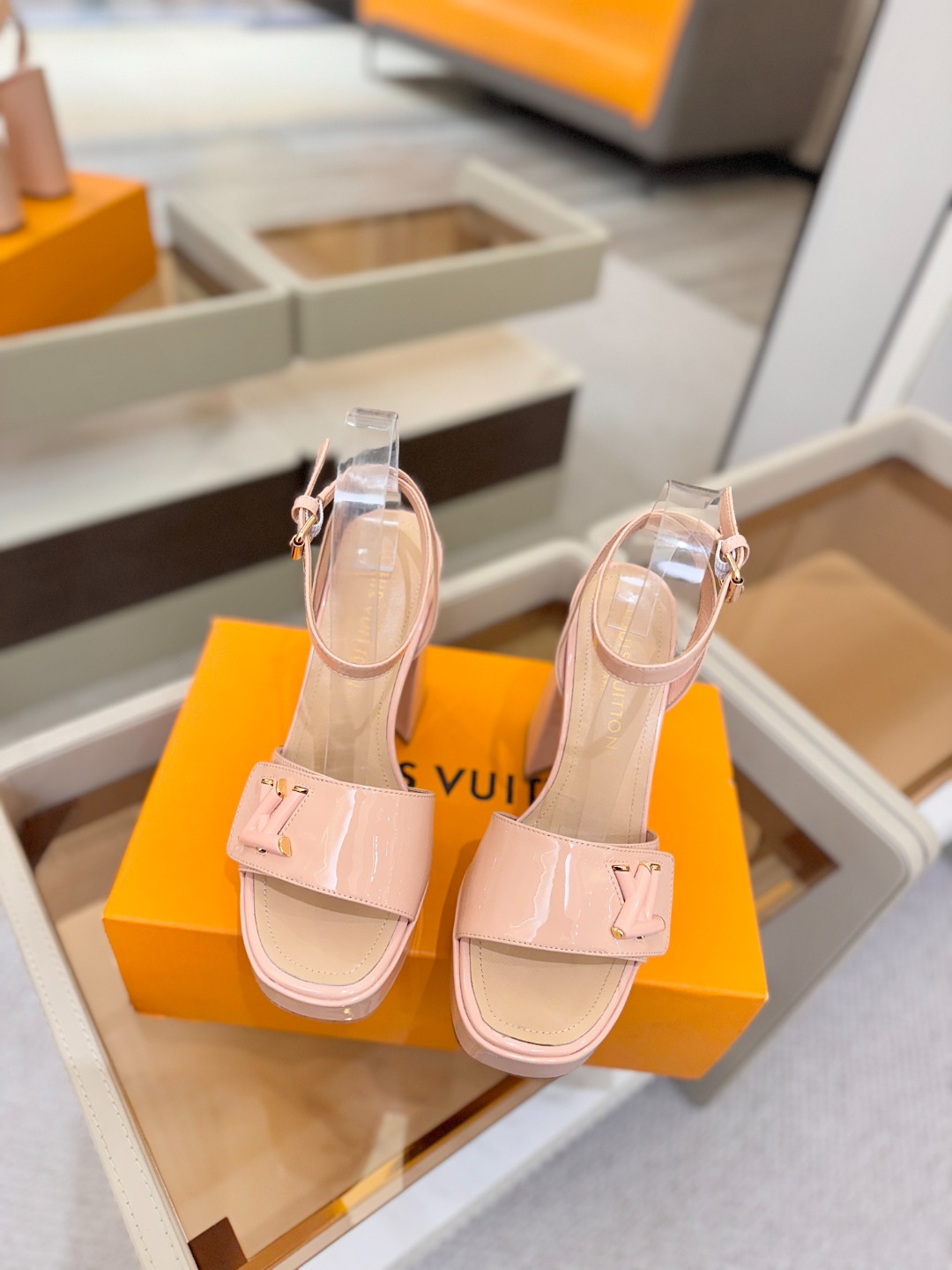 L✔️ 家专柜最新走秀款凉鞋、官网系列同步更新、完美楦型+防水台设计、高贵气质、走路不累脚、原版倒模楦型