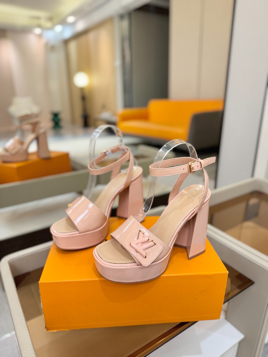 L✔️ 家专柜最新走秀款凉鞋、官网系列同步更新、完美楦型+防水台设计、高贵气质、走路不累脚、原版倒模楦型