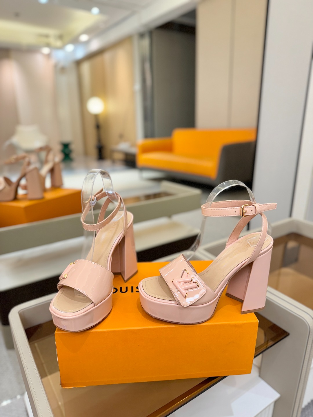 L✔️ 家专柜最新走秀款凉鞋、官网系列同步更新、完美楦型+防水台设计、高贵气质、走路不累脚、原版倒模楦型