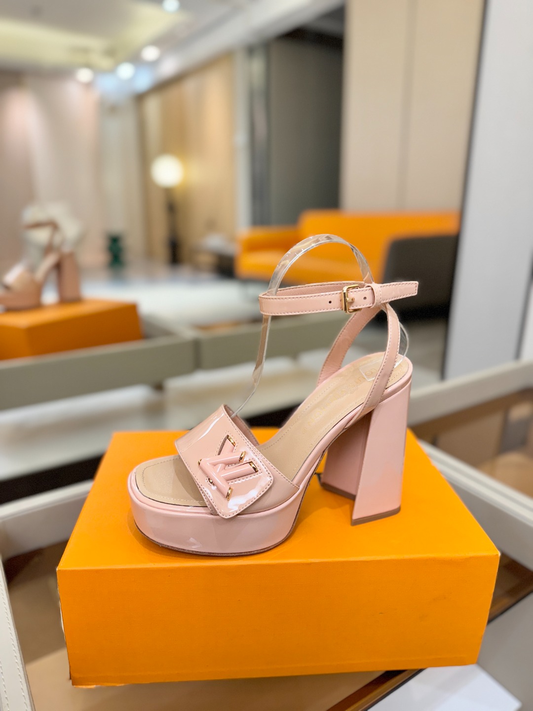 L✔️ 家专柜最新走秀款凉鞋、官网系列同步更新、完美楦型+防水台设计、高贵气质、走路不累脚、原版倒模楦型