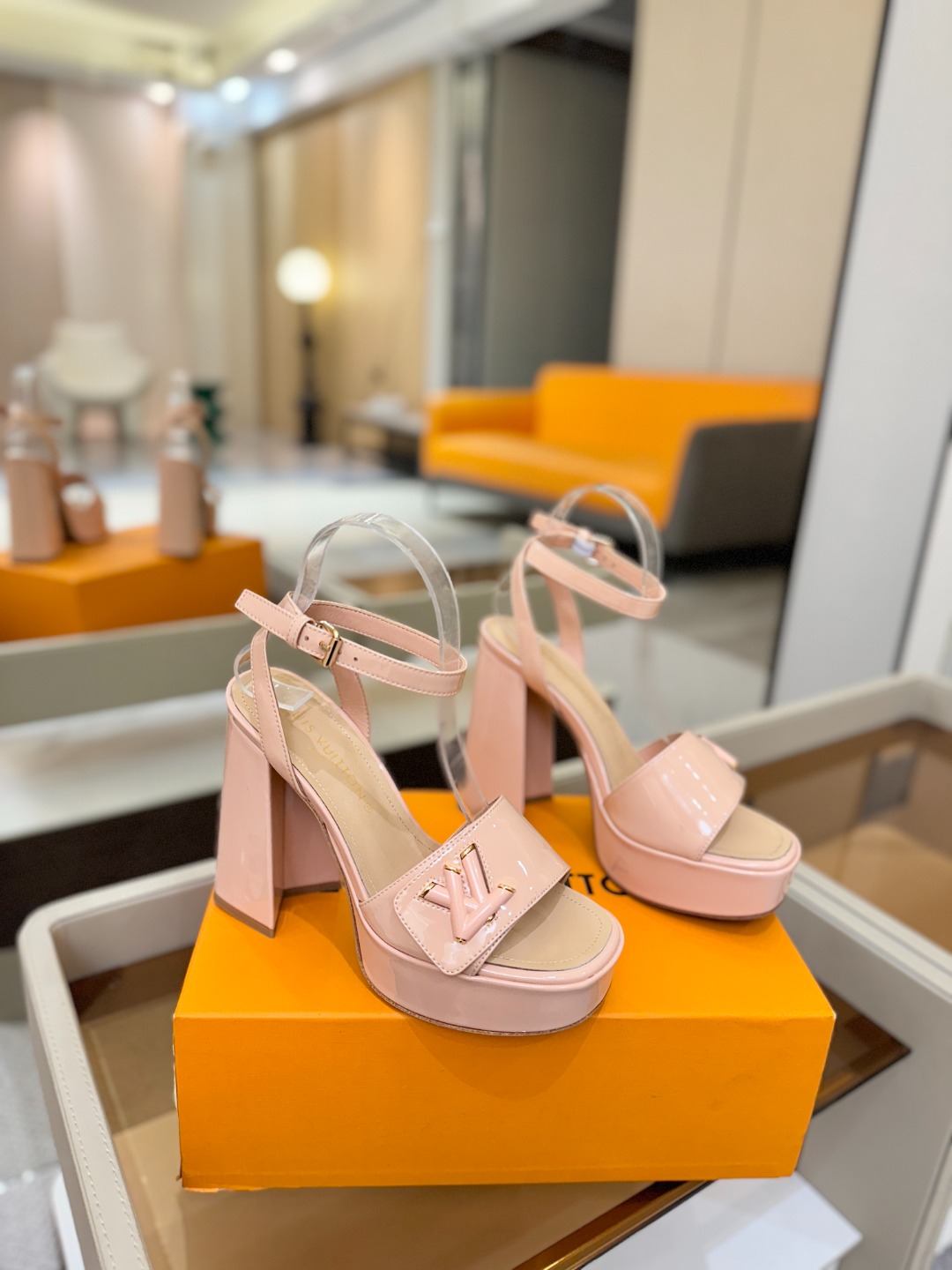 L✔️ 家专柜最新走秀款凉鞋、官网系列同步更新、完美楦型+防水台设计、高贵气质、走路不累脚、原版倒模楦型