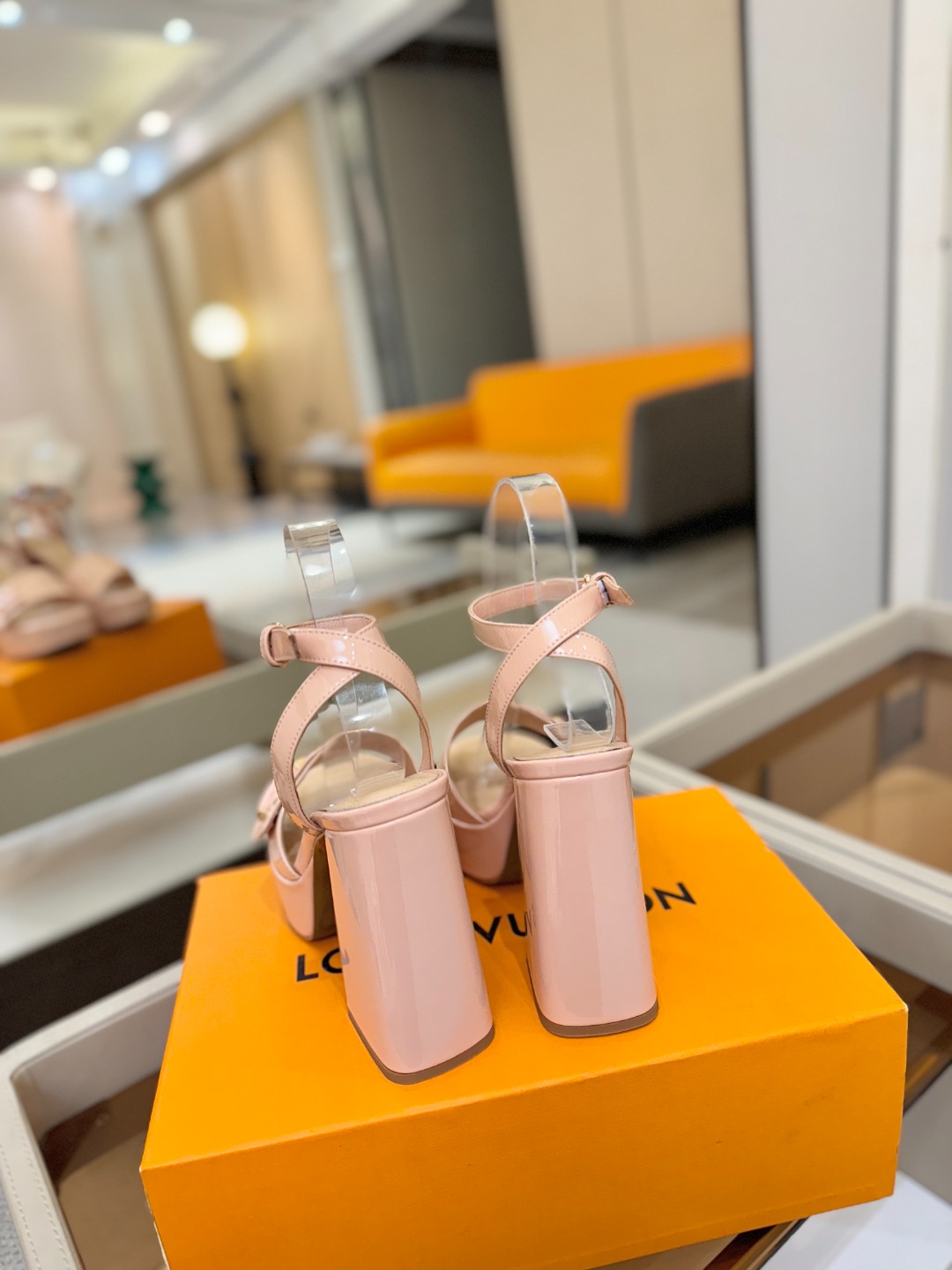 L✔️ 家专柜最新走秀款凉鞋、官网系列同步更新、完美楦型+防水台设计、高贵气质、走路不累脚、原版倒模楦型