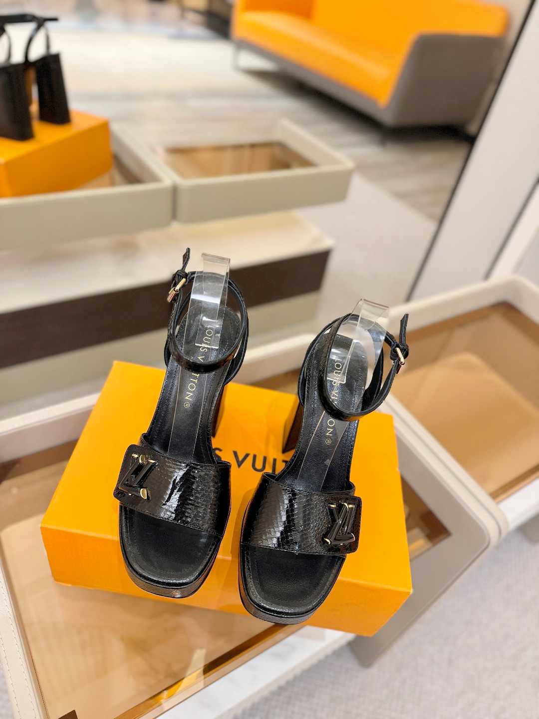 L✔️ 家专柜最新走秀款凉鞋、官网系列同步更新、完美楦型+防水台设计、高贵气质、走路不累脚、原版倒模楦型