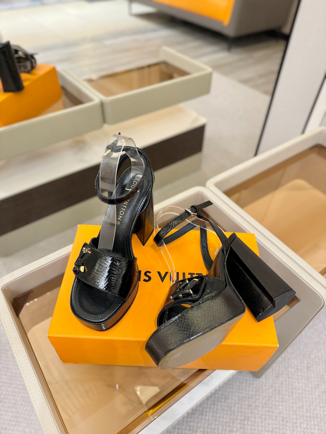 L✔️ 家专柜最新走秀款凉鞋、官网系列同步更新、完美楦型+防水台设计、高贵气质、走路不累脚、原版倒模楦型