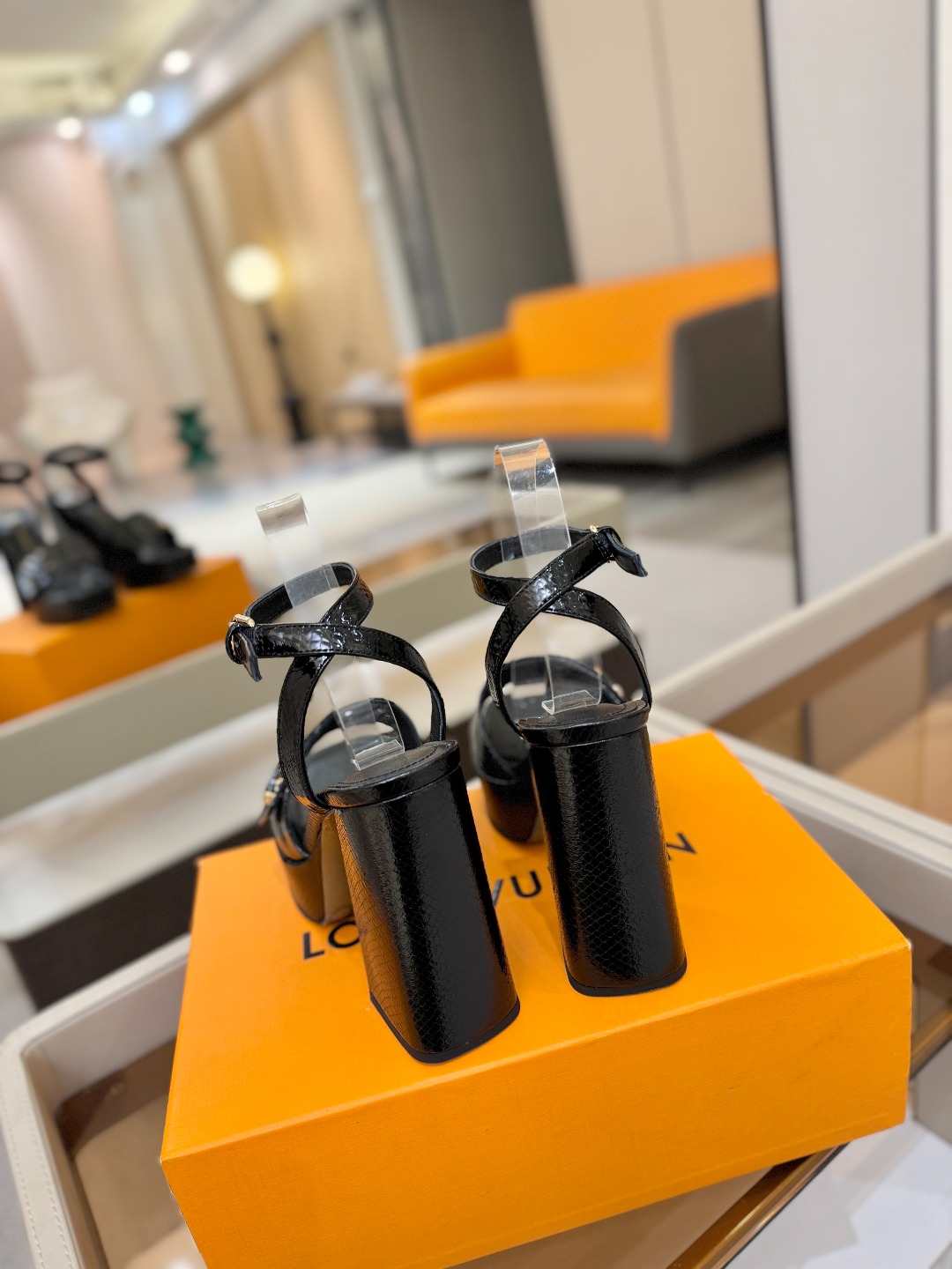 L✔️ 家专柜最新走秀款凉鞋、官网系列同步更新、完美楦型+防水台设计、高贵气质、走路不累脚、原版倒模楦型