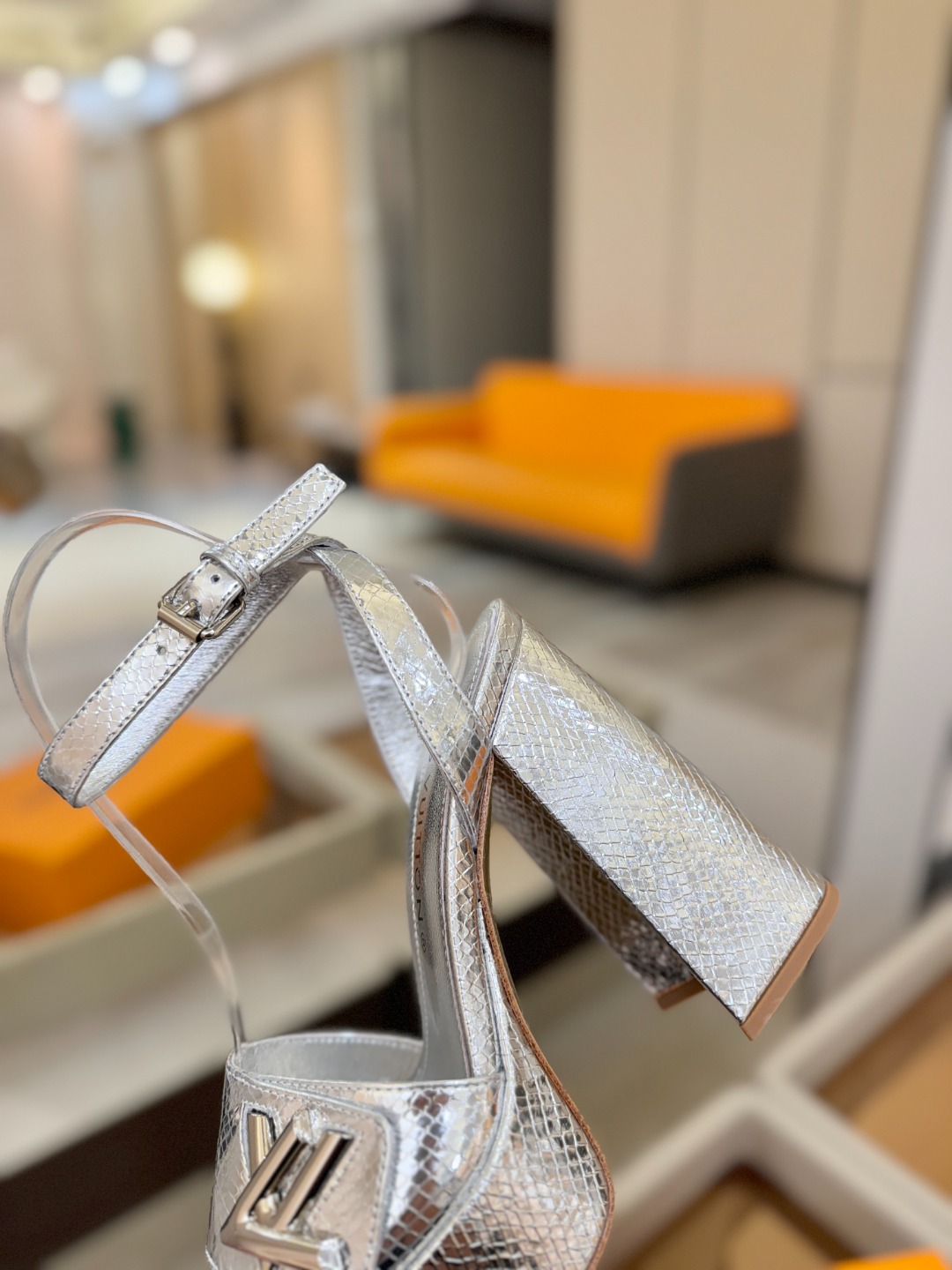 L✔️ 家专柜最新走秀款凉鞋、官网系列同步更新、完美楦型+防水台设计、高贵气质、走路不累脚、原版倒模楦型