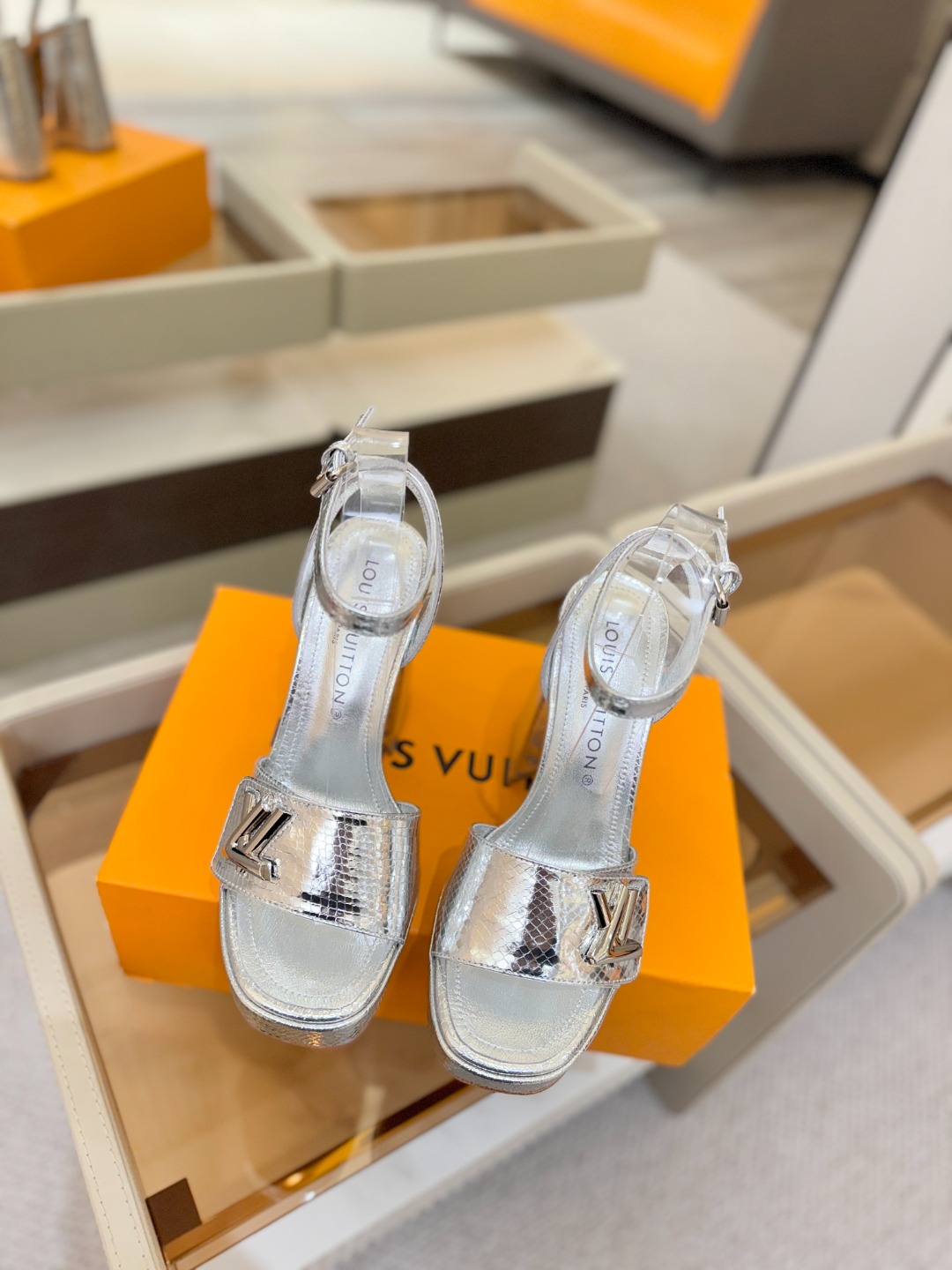 L✔️ 家专柜最新走秀款凉鞋、官网系列同步更新、完美楦型+防水台设计、高贵气质、走路不累脚、原版倒模楦型