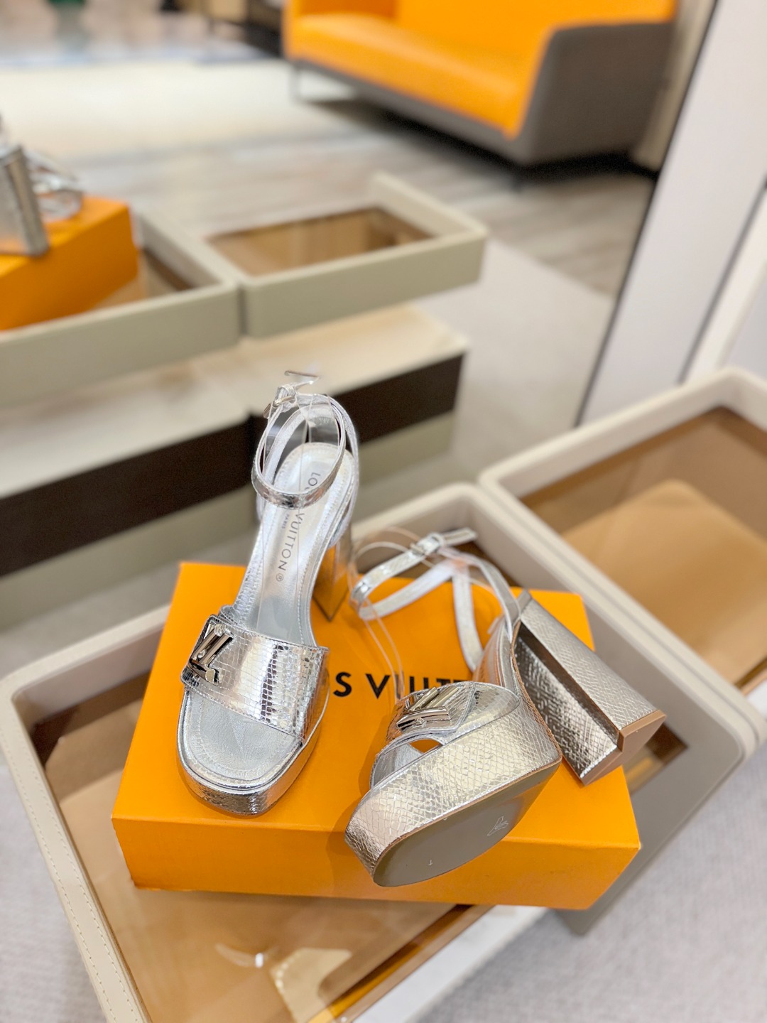 L✔️ 家专柜最新走秀款凉鞋、官网系列同步更新、完美楦型+防水台设计、高贵气质、走路不累脚、原版倒模楦型