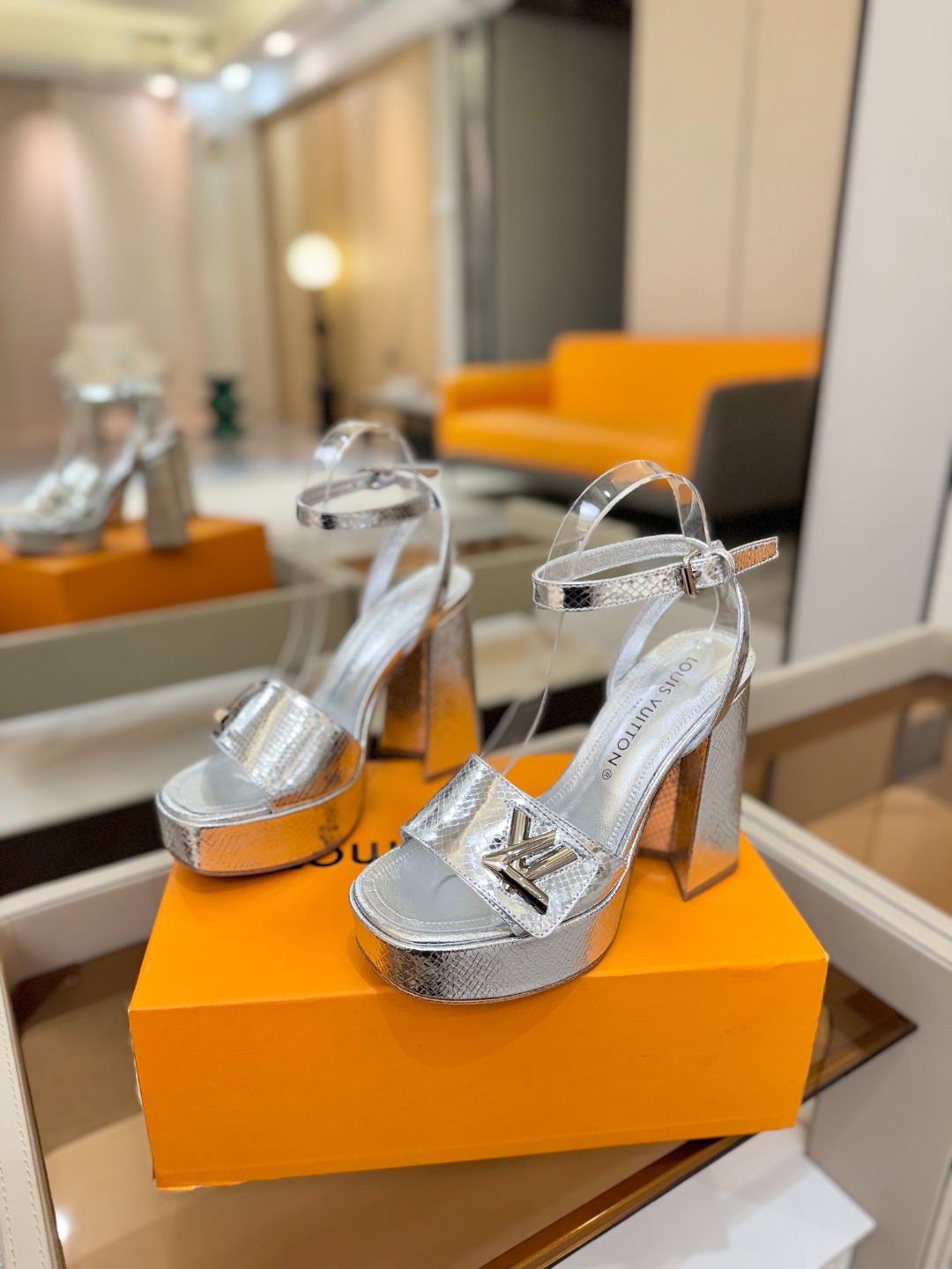 L✔️ 家专柜最新走秀款凉鞋、官网系列同步更新、完美楦型+防水台设计、高贵气质、走路不累脚、原版倒模楦型