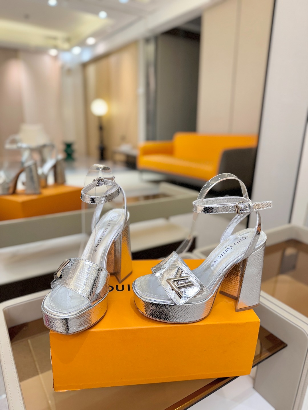 L✔️ 家专柜最新走秀款凉鞋、官网系列同步更新、完美楦型+防水台设计、高贵气质、走路不累脚、原版倒模楦型