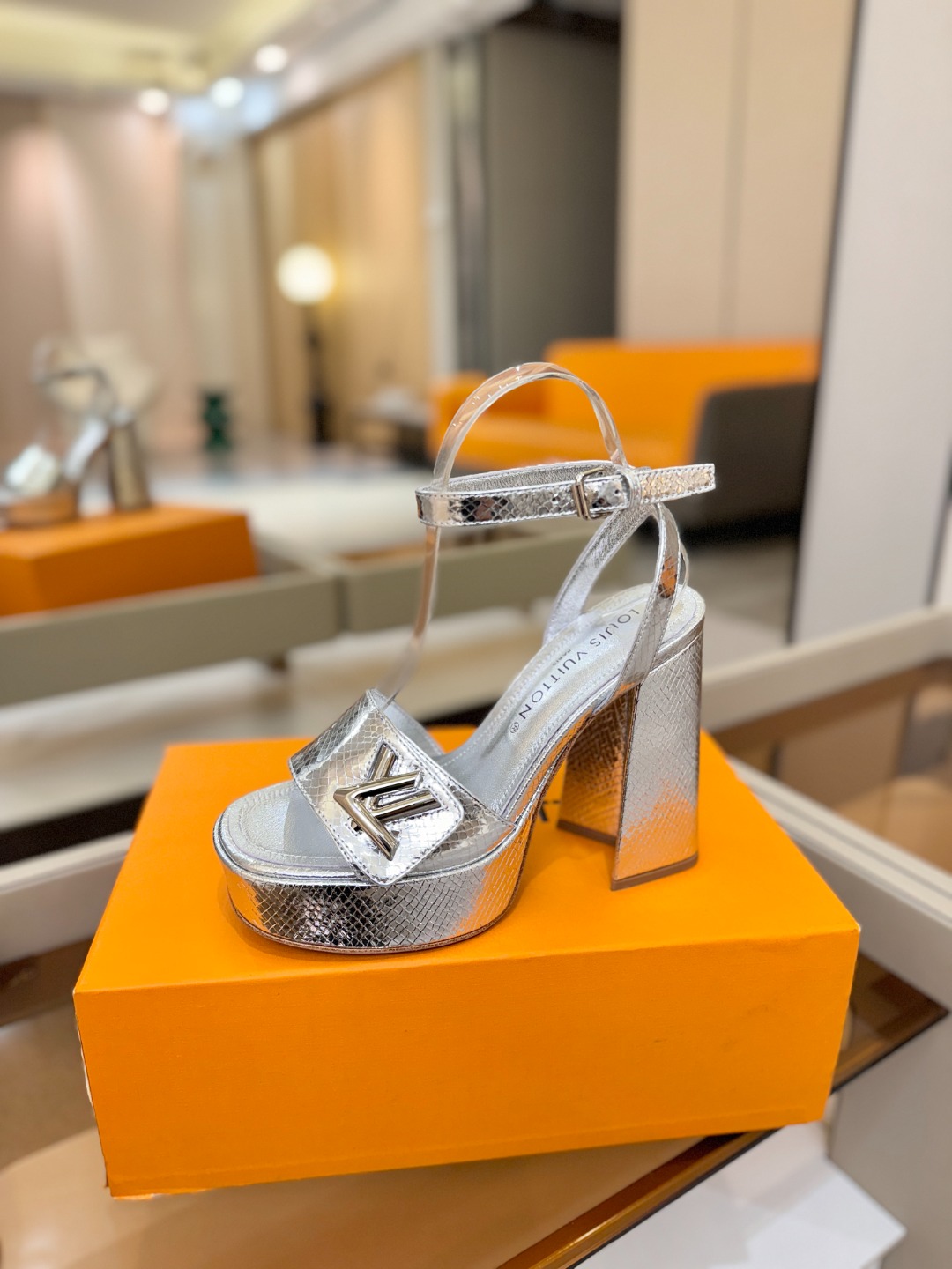 L✔️ 家专柜最新走秀款凉鞋、官网系列同步更新、完美楦型+防水台设计、高贵气质、走路不累脚、原版倒模楦型