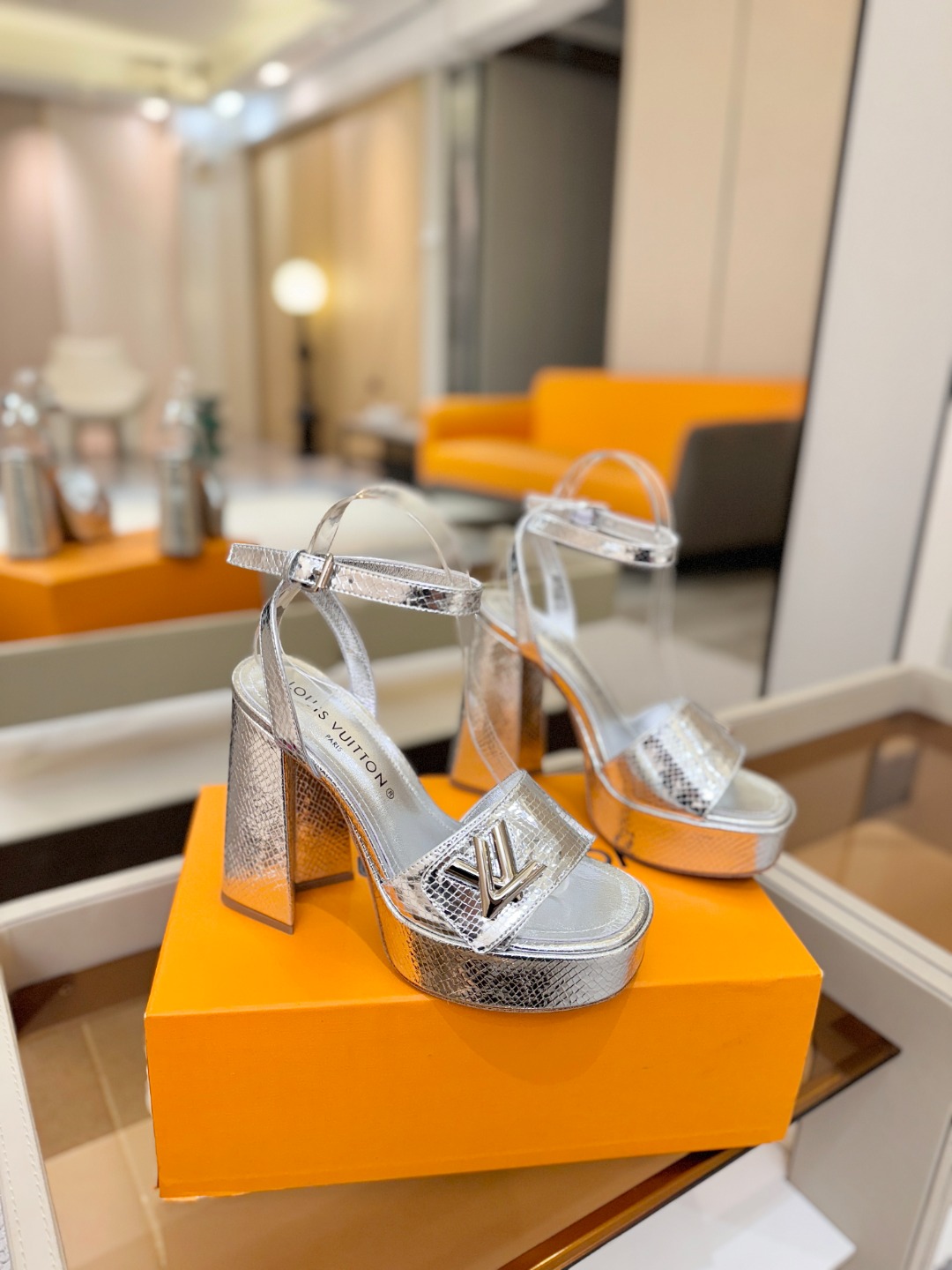 L✔️ 家专柜最新走秀款凉鞋、官网系列同步更新、完美楦型+防水台设计、高贵气质、走路不累脚、原版倒模楦型