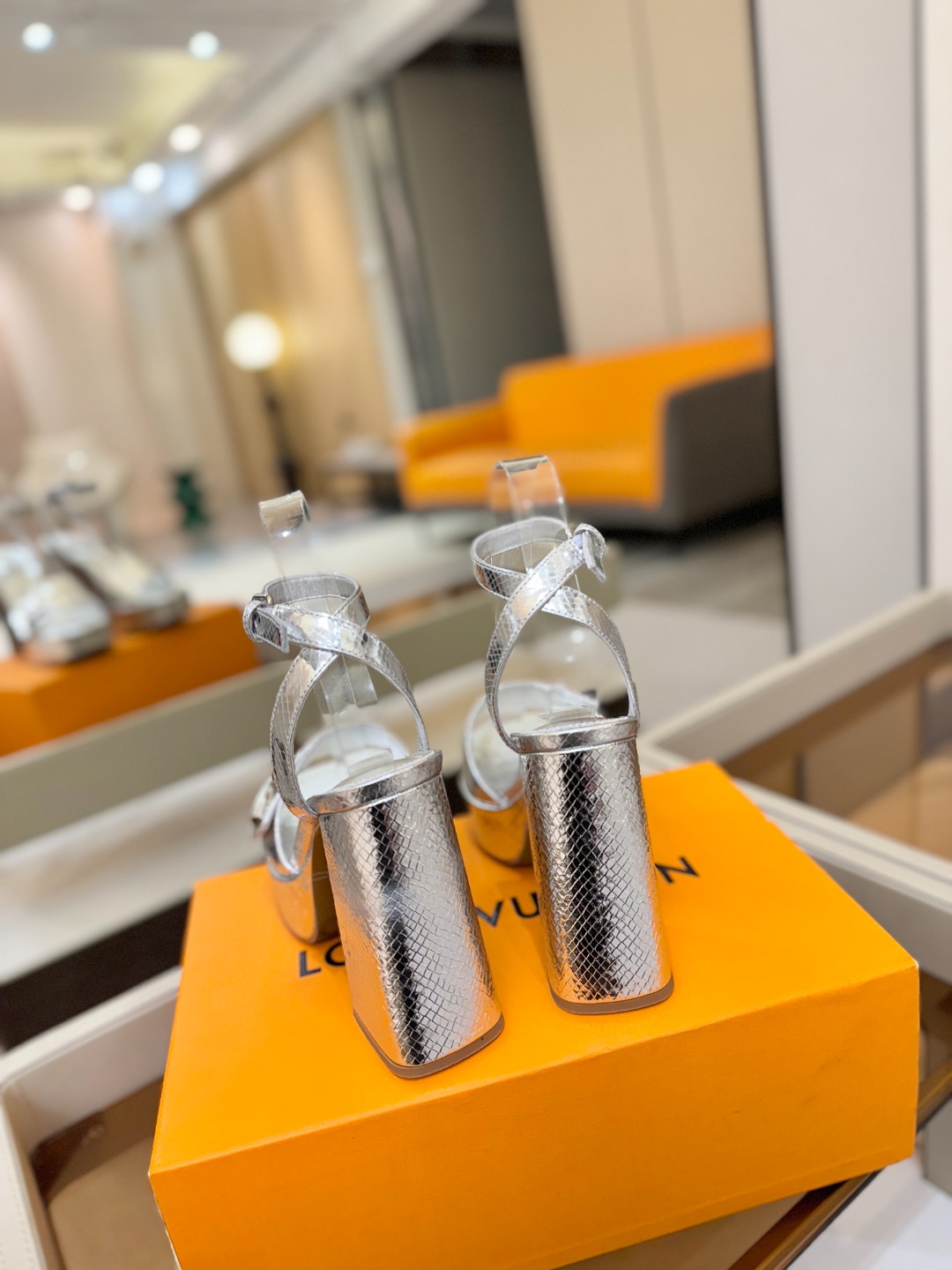 L✔️ 家专柜最新走秀款凉鞋、官网系列同步更新、完美楦型+防水台设计、高贵气质、走路不累脚、原版倒模楦型