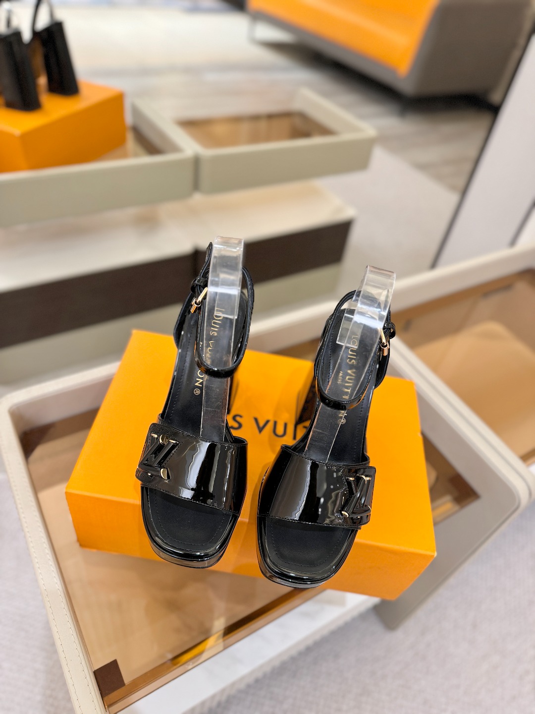 L✔️ 家专柜最新走秀款凉鞋、官网系列同步更新、完美楦型+防水台设计、高贵气质、走路不累脚、原版倒模楦型