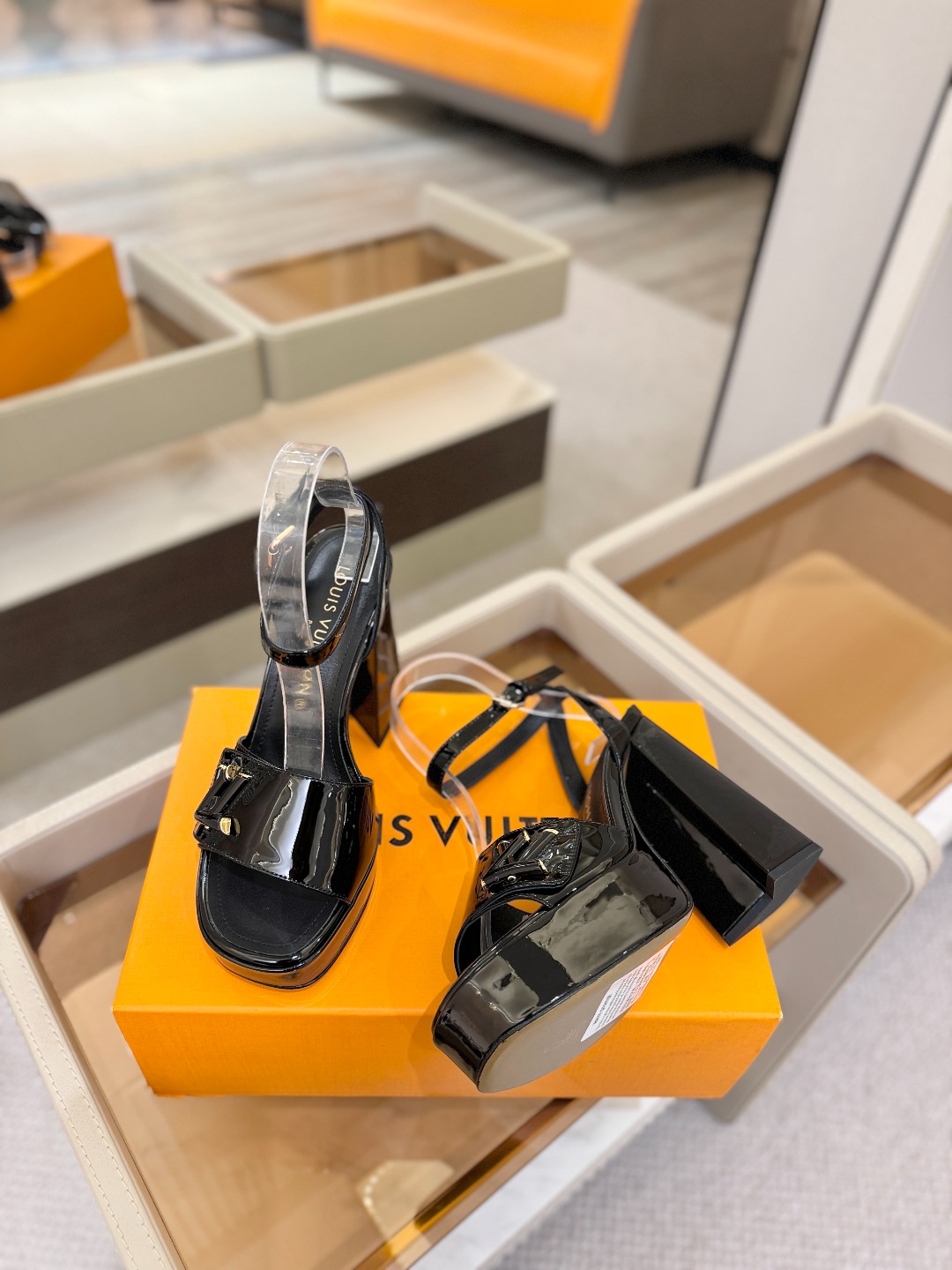 L✔️ 家专柜最新走秀款凉鞋、官网系列同步更新、完美楦型+防水台设计、高贵气质、走路不累脚、原版倒模楦型