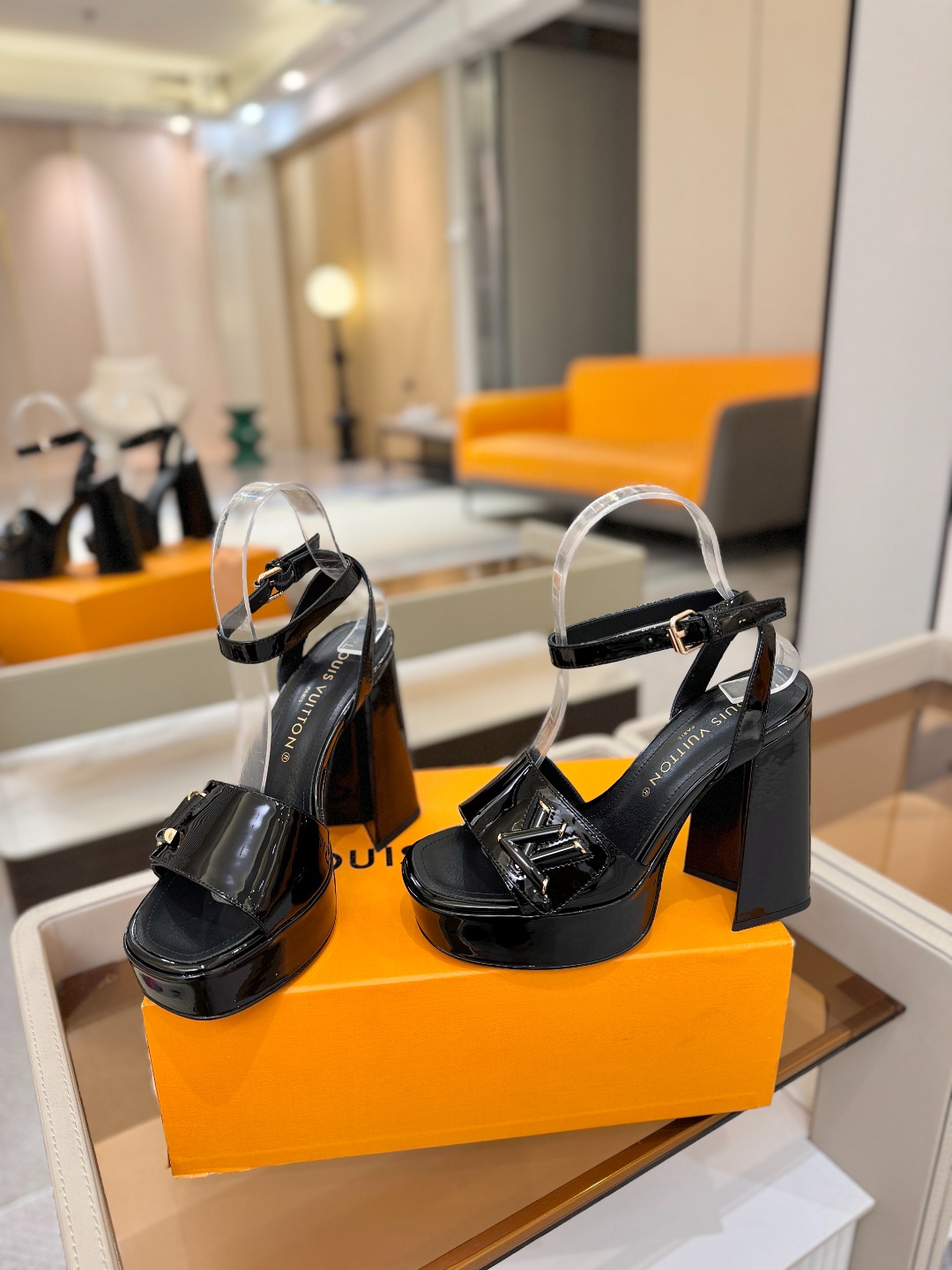 L✔️ 家专柜最新走秀款凉鞋、官网系列同步更新、完美楦型+防水台设计、高贵气质、走路不累脚、原版倒模楦型