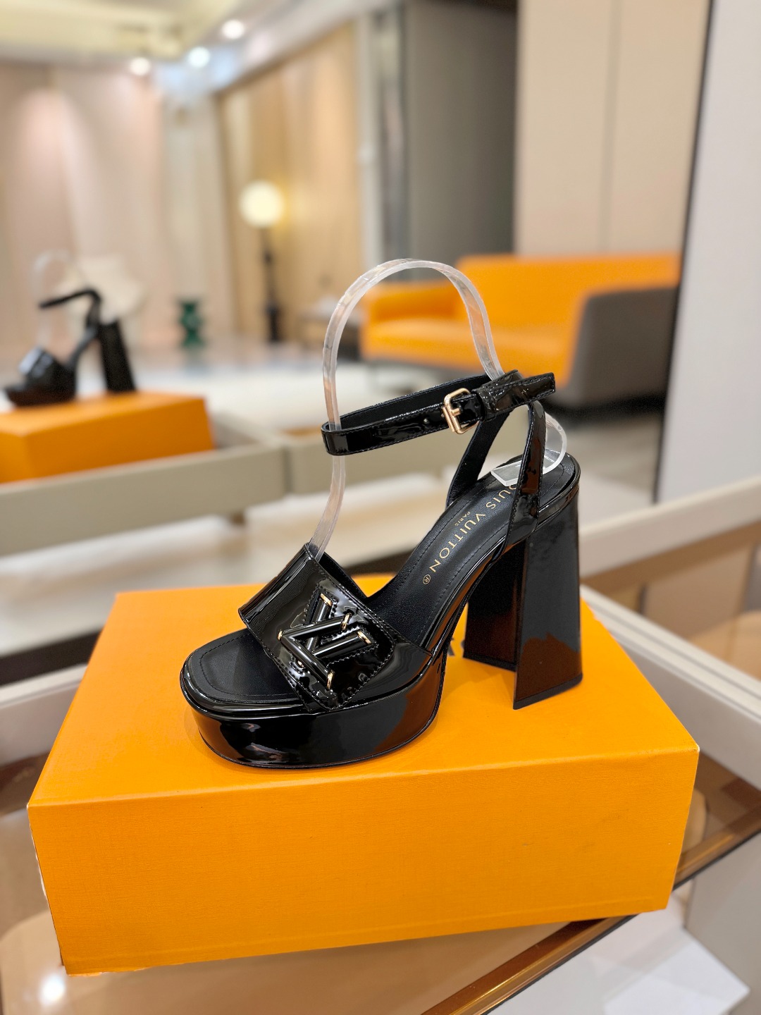 L✔️ 家专柜最新走秀款凉鞋、官网系列同步更新、完美楦型+防水台设计、高贵气质、走路不累脚、原版倒模楦型