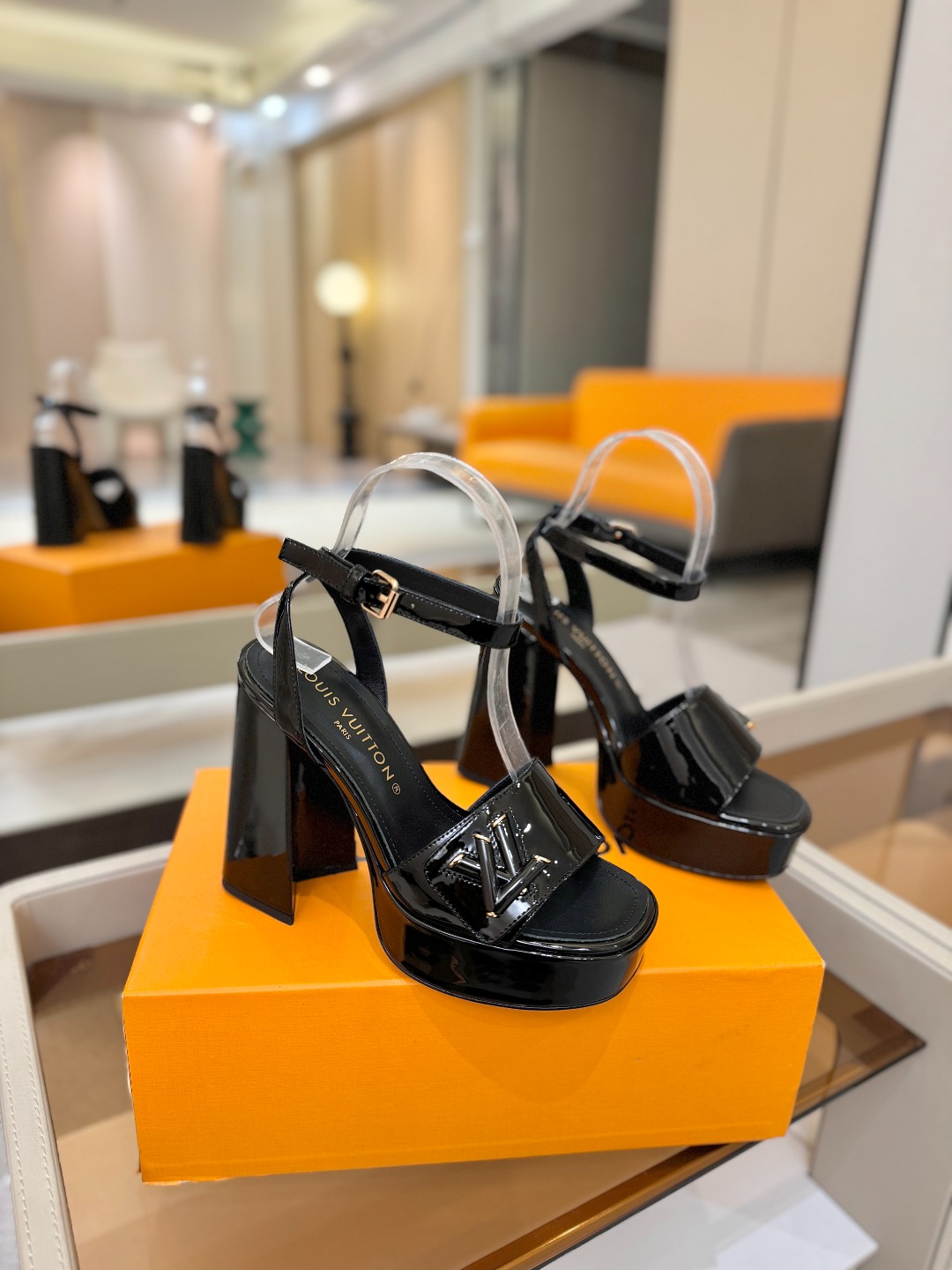 L✔️ 家专柜最新走秀款凉鞋、官网系列同步更新、完美楦型+防水台设计、高贵气质、走路不累脚、原版倒模楦型