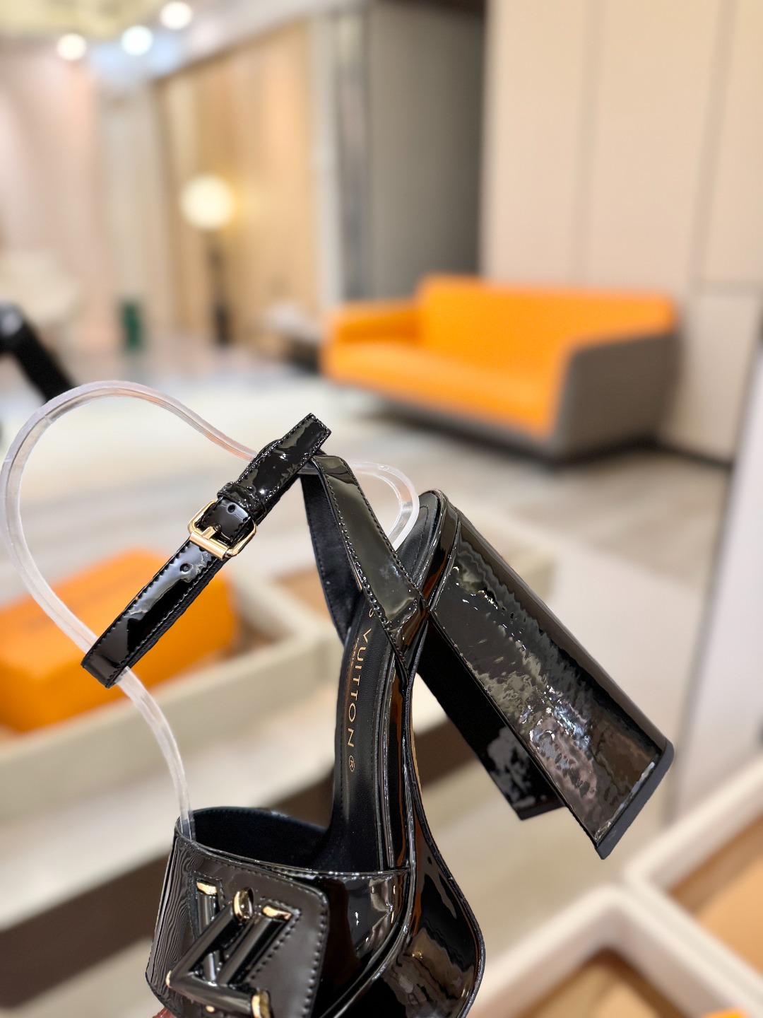 L✔️ 家专柜最新走秀款凉鞋、官网系列同步更新、完美楦型+防水台设计、高贵气质、走路不累脚、原版倒模楦型