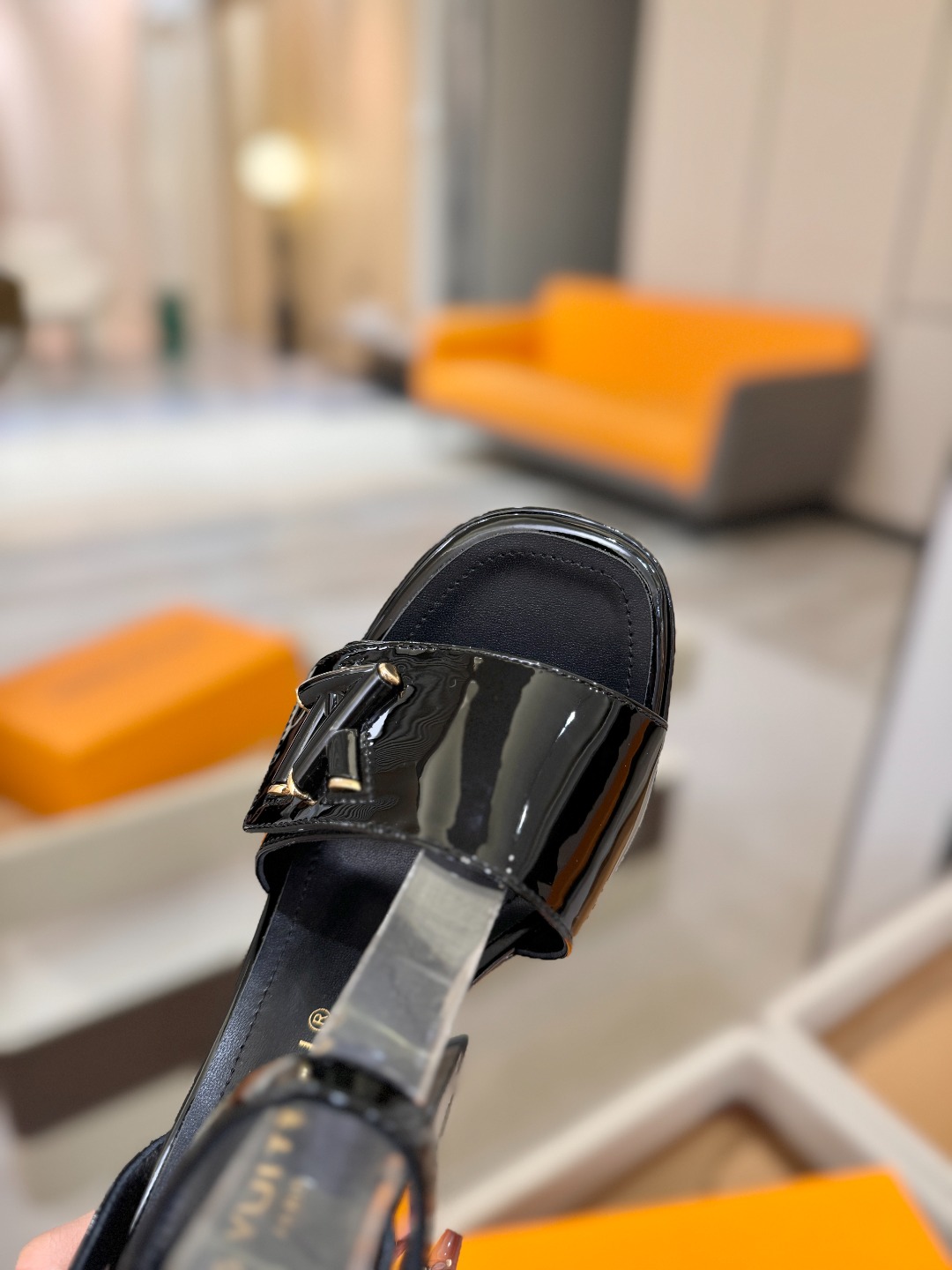 L✔️ 家专柜最新走秀款凉鞋、官网系列同步更新、完美楦型+防水台设计、高贵气质、走路不累脚、原版倒模楦型