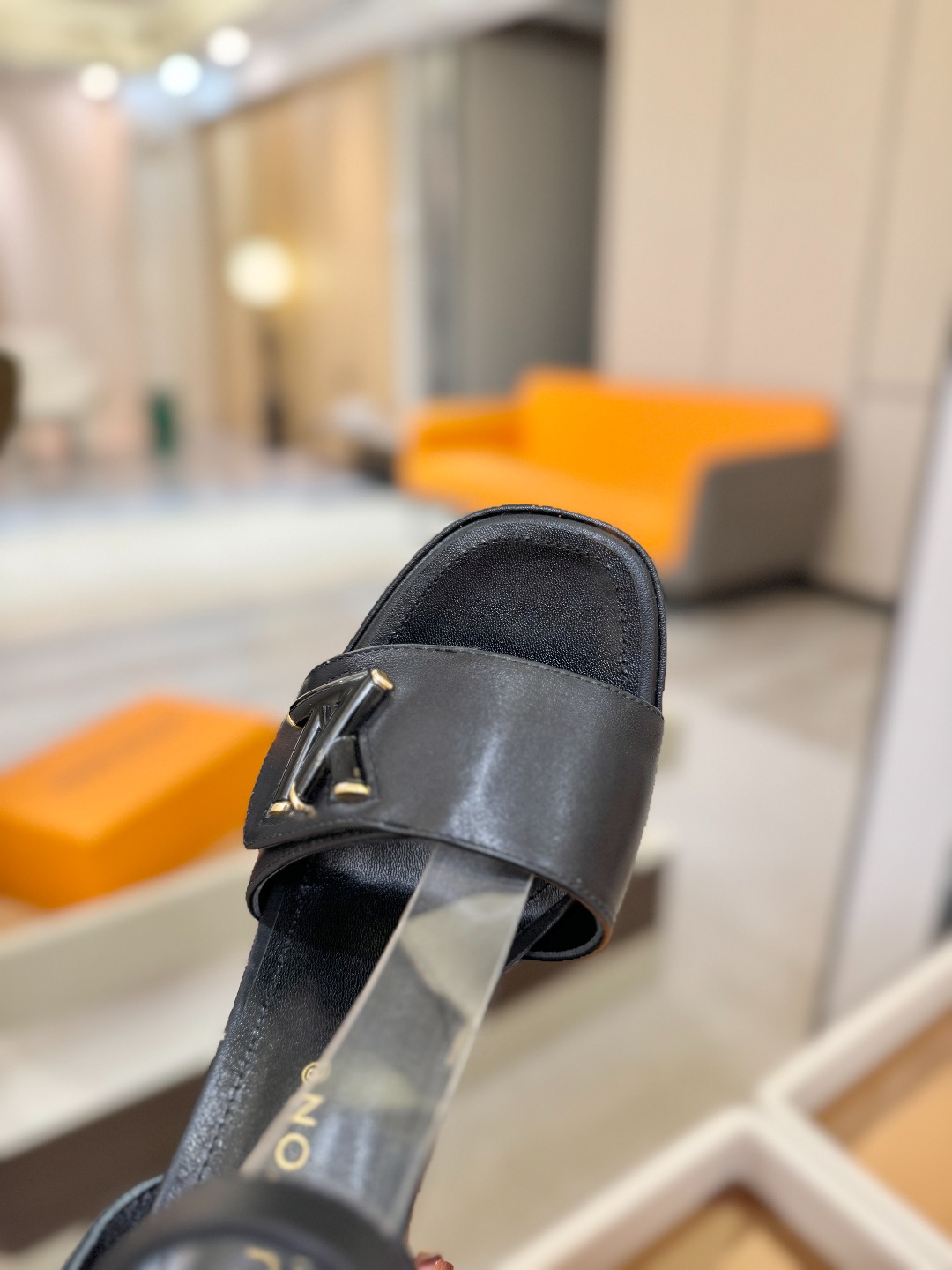 L✔️ 家专柜最新走秀款凉鞋、官网系列同步更新、完美楦型+防水台设计、高贵气质、走路不累脚、原版倒模楦型