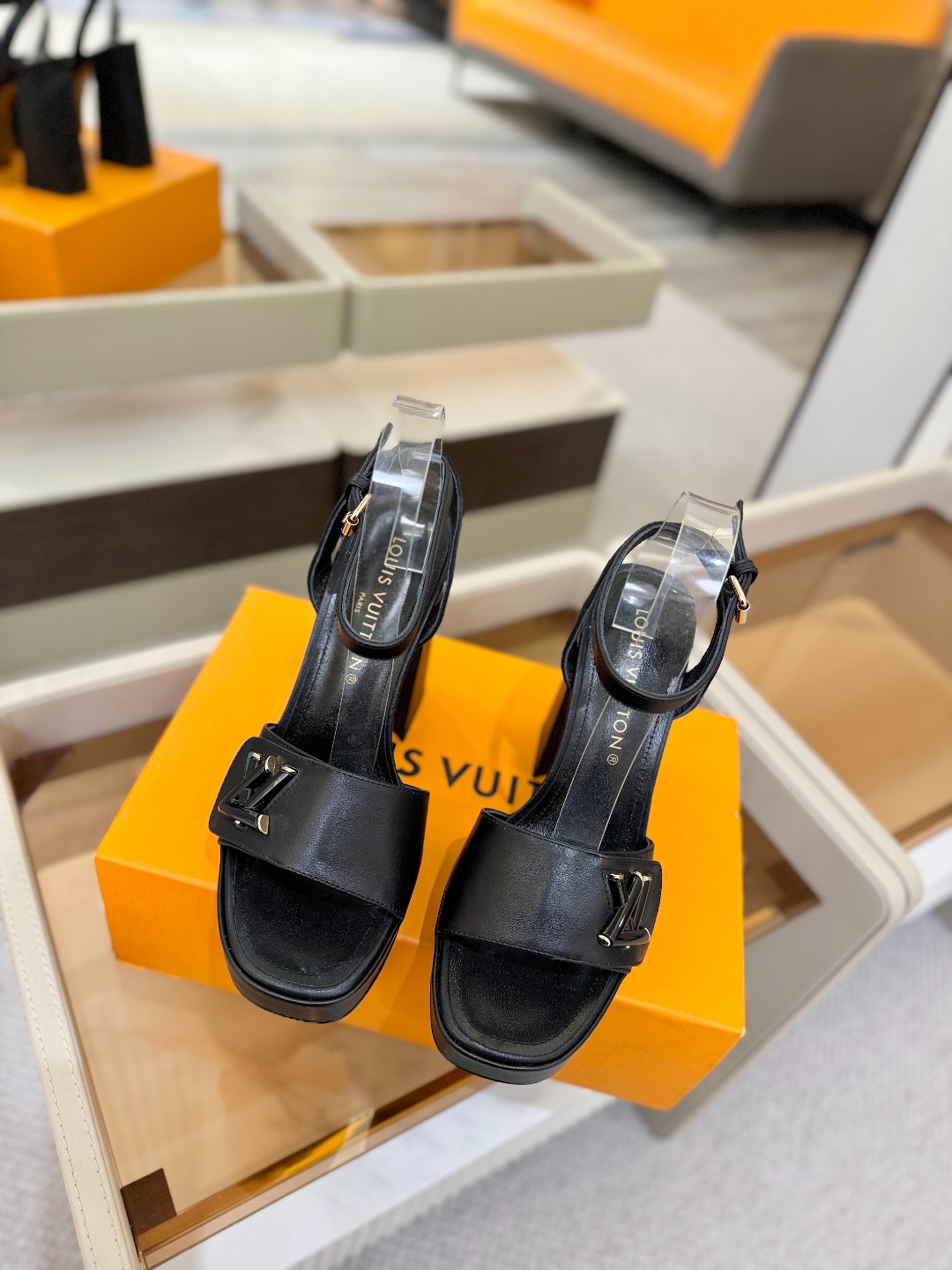 L✔️ 家专柜最新走秀款凉鞋、官网系列同步更新、完美楦型+防水台设计、高贵气质、走路不累脚、原版倒模楦型