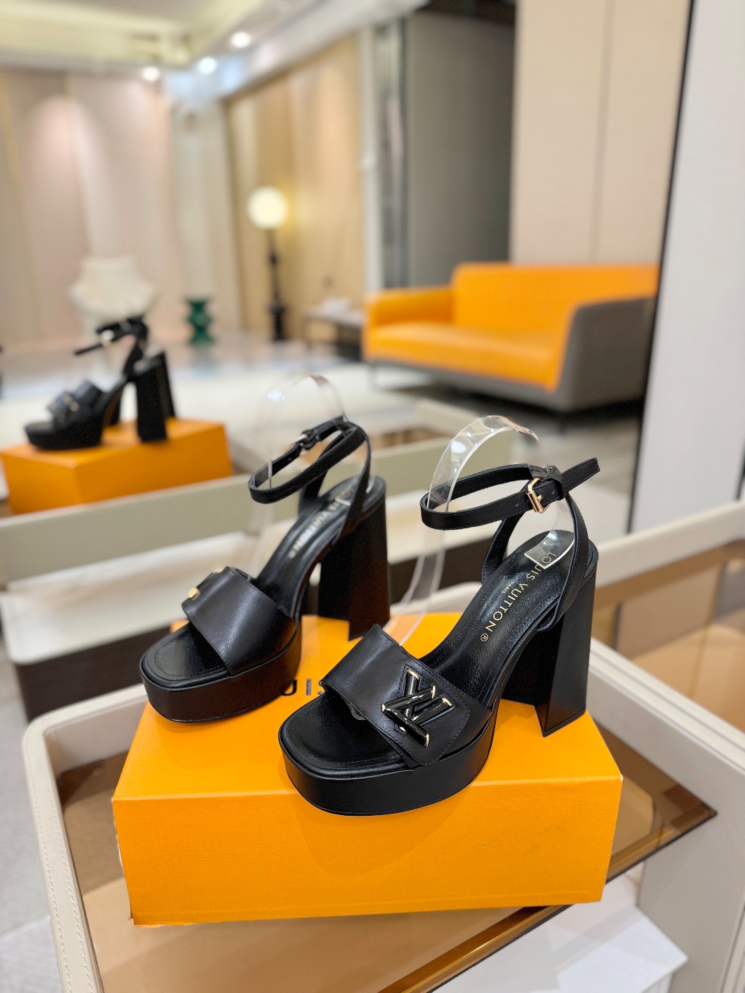 L✔️ 家专柜最新走秀款凉鞋、官网系列同步更新、完美楦型+防水台设计、高贵气质、走路不累脚、原版倒模楦型