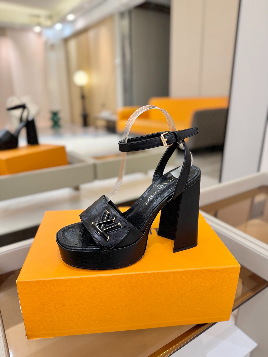 L✔️ 家专柜最新走秀款凉鞋、官网系列同步更新、完美楦型+防水台设计、高贵气质、走路不累脚、原版倒模楦型