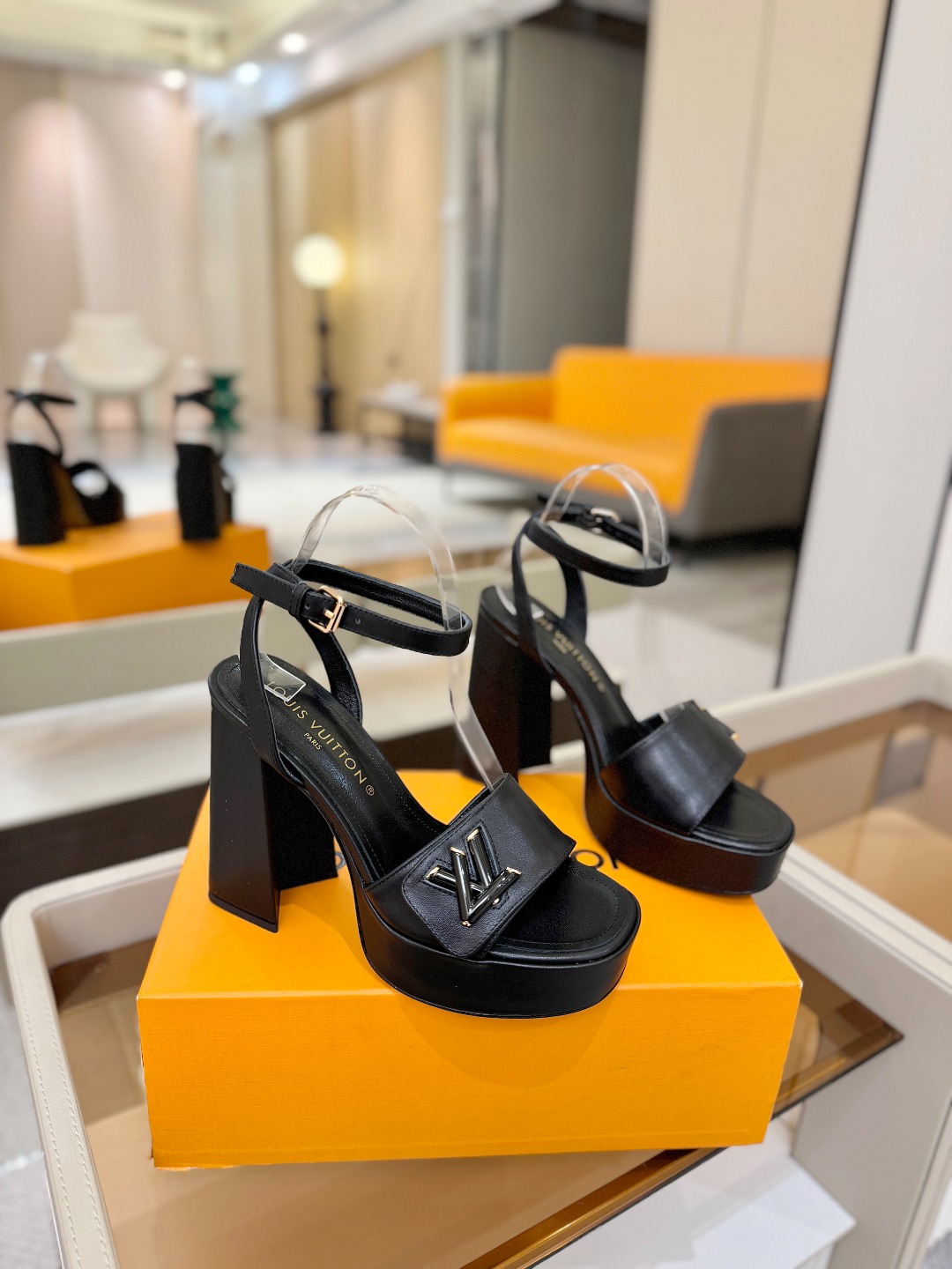 L✔️ 家专柜最新走秀款凉鞋、官网系列同步更新、完美楦型+防水台设计、高贵气质、走路不累脚、原版倒模楦型