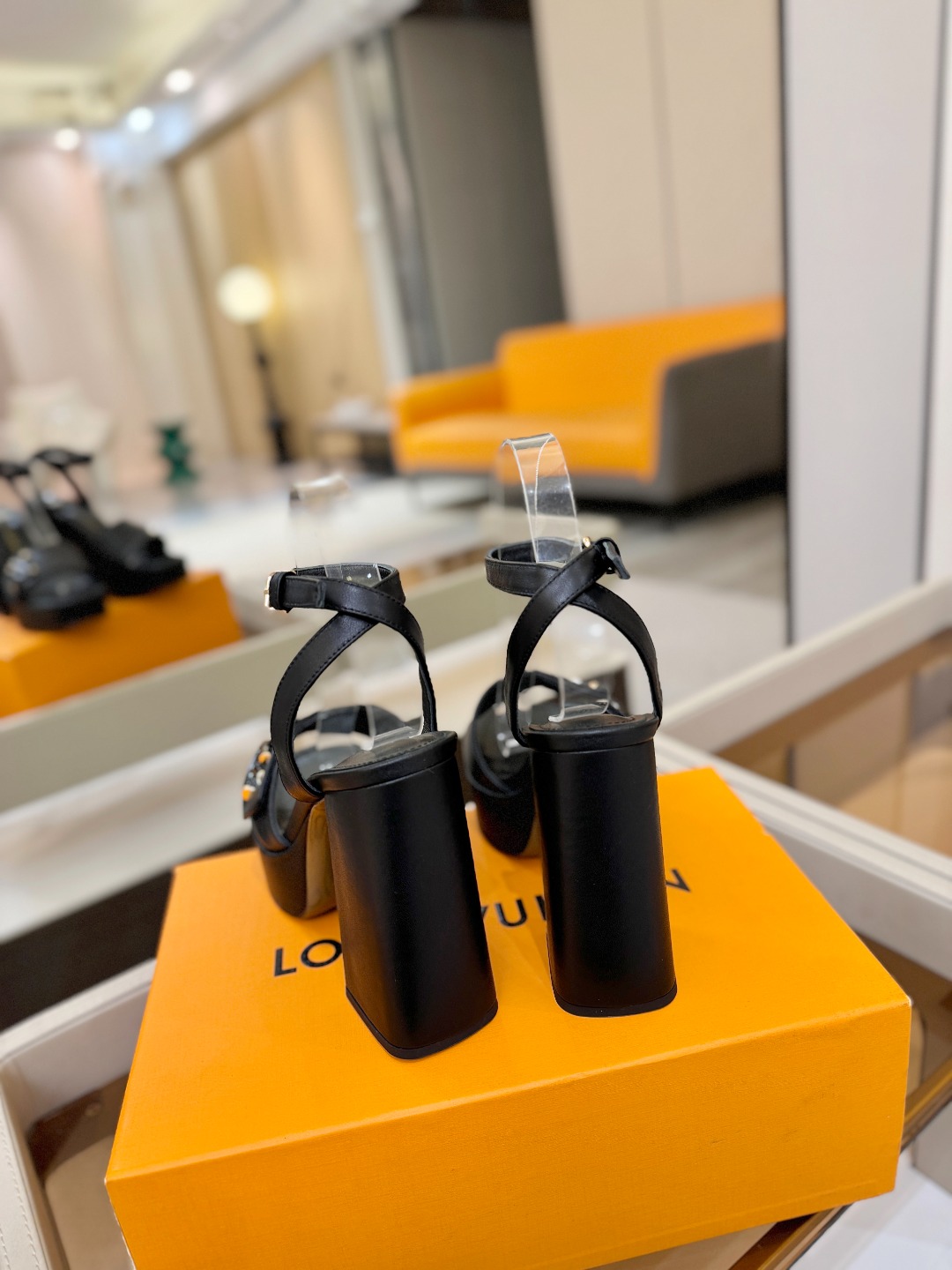 L✔️ 家专柜最新走秀款凉鞋、官网系列同步更新、完美楦型+防水台设计、高贵气质、走路不累脚、原版倒模楦型