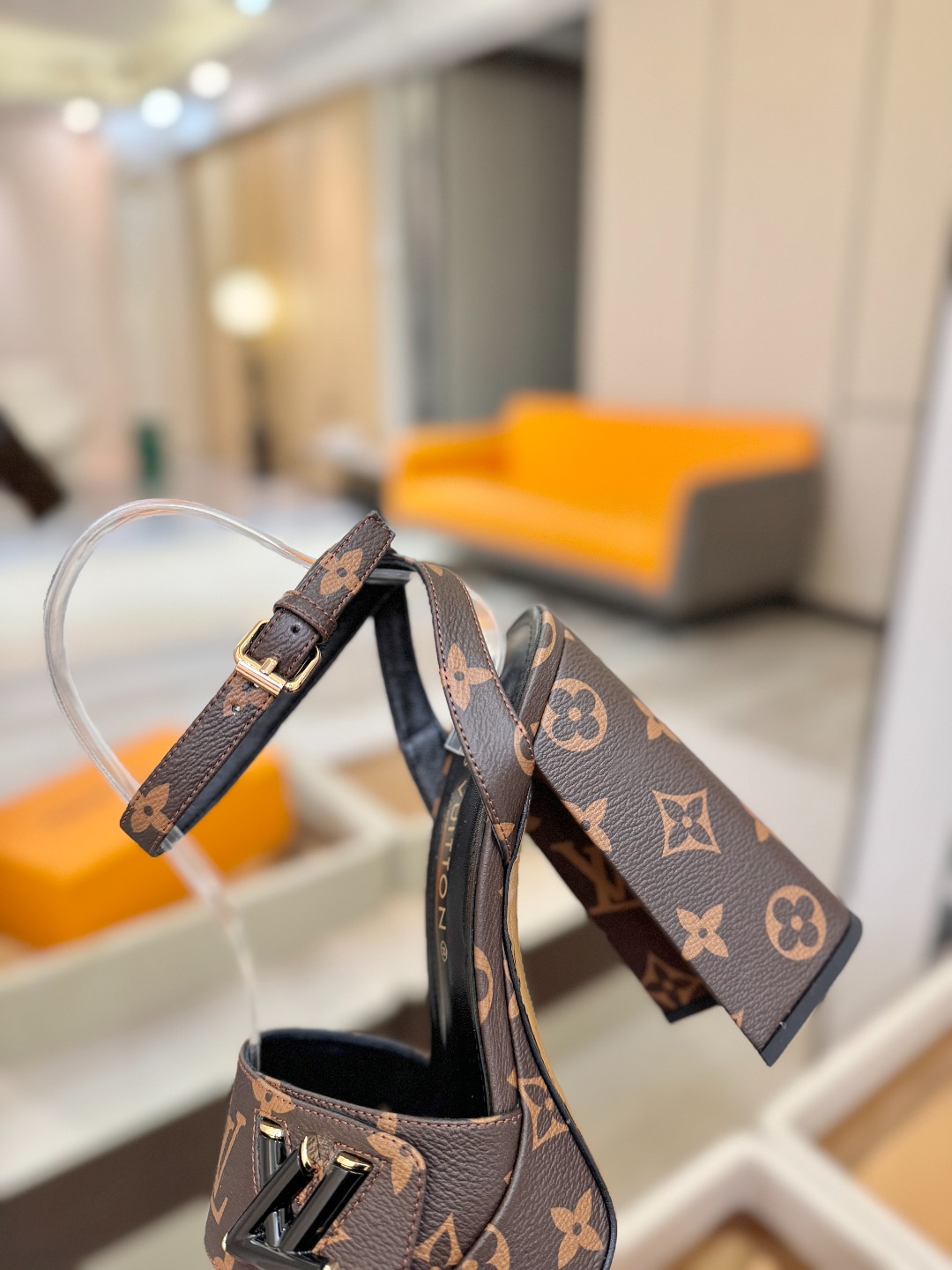 L✔️ 家专柜最新走秀款凉鞋、官网系列同步更新、完美楦型+防水台设计、高贵气质、走路不累脚、原版倒模楦型