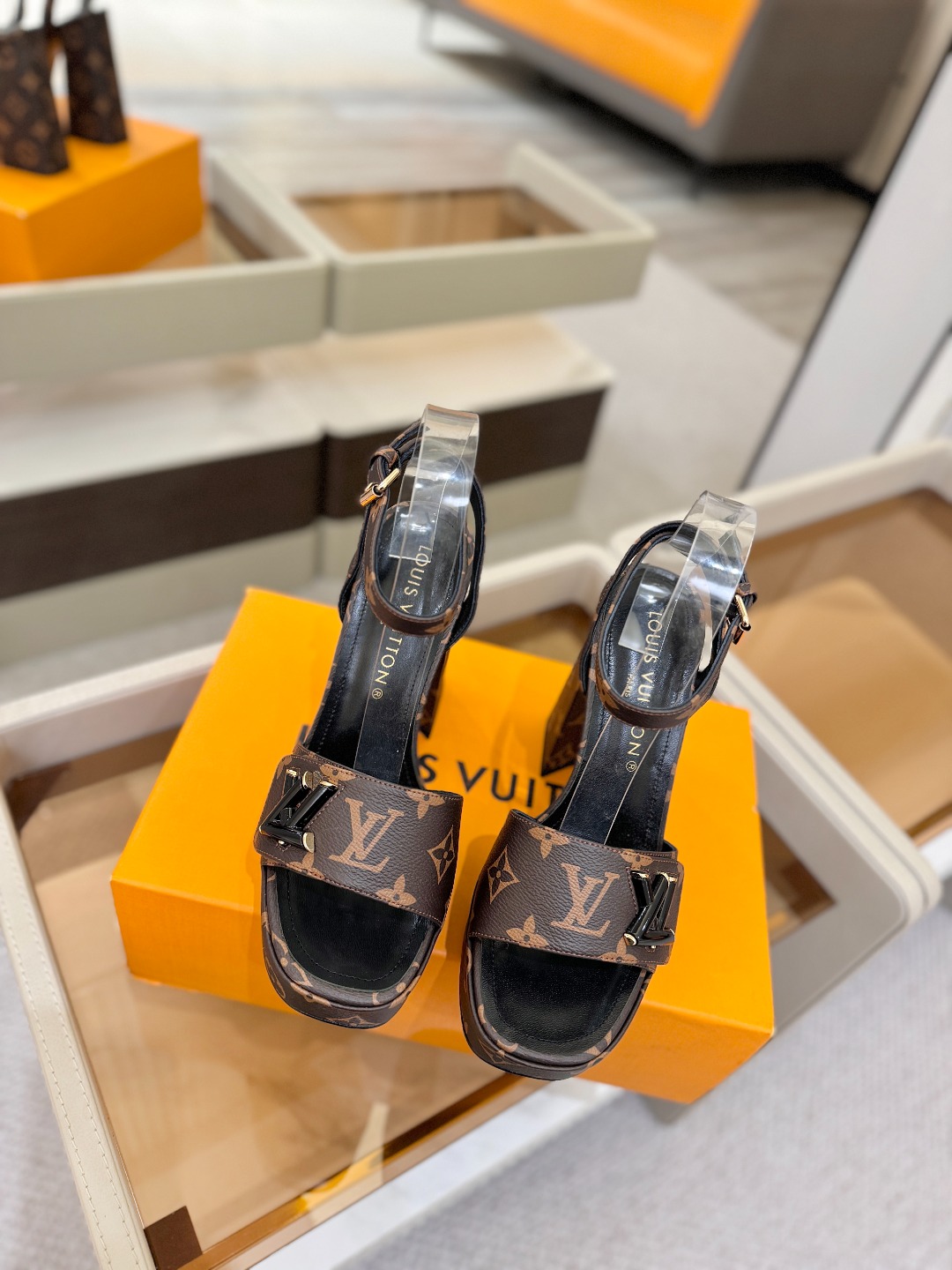 L✔️ 家专柜最新走秀款凉鞋、官网系列同步更新、完美楦型+防水台设计、高贵气质、走路不累脚、原版倒模楦型