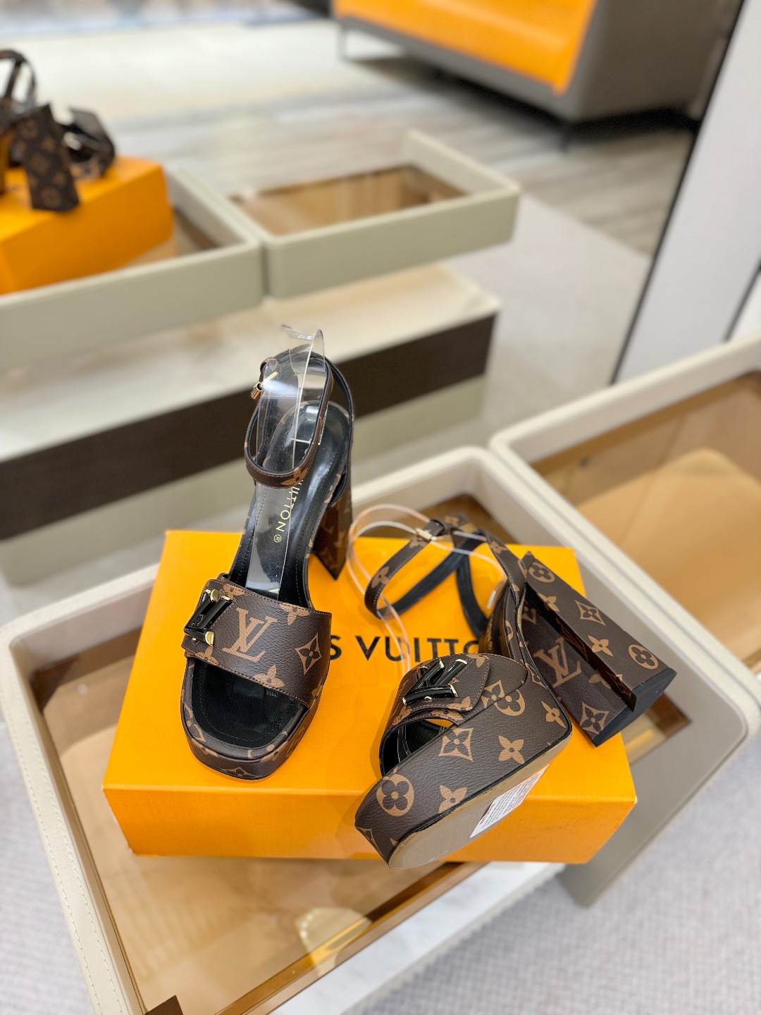 L✔️ 家专柜最新走秀款凉鞋、官网系列同步更新、完美楦型+防水台设计、高贵气质、走路不累脚、原版倒模楦型