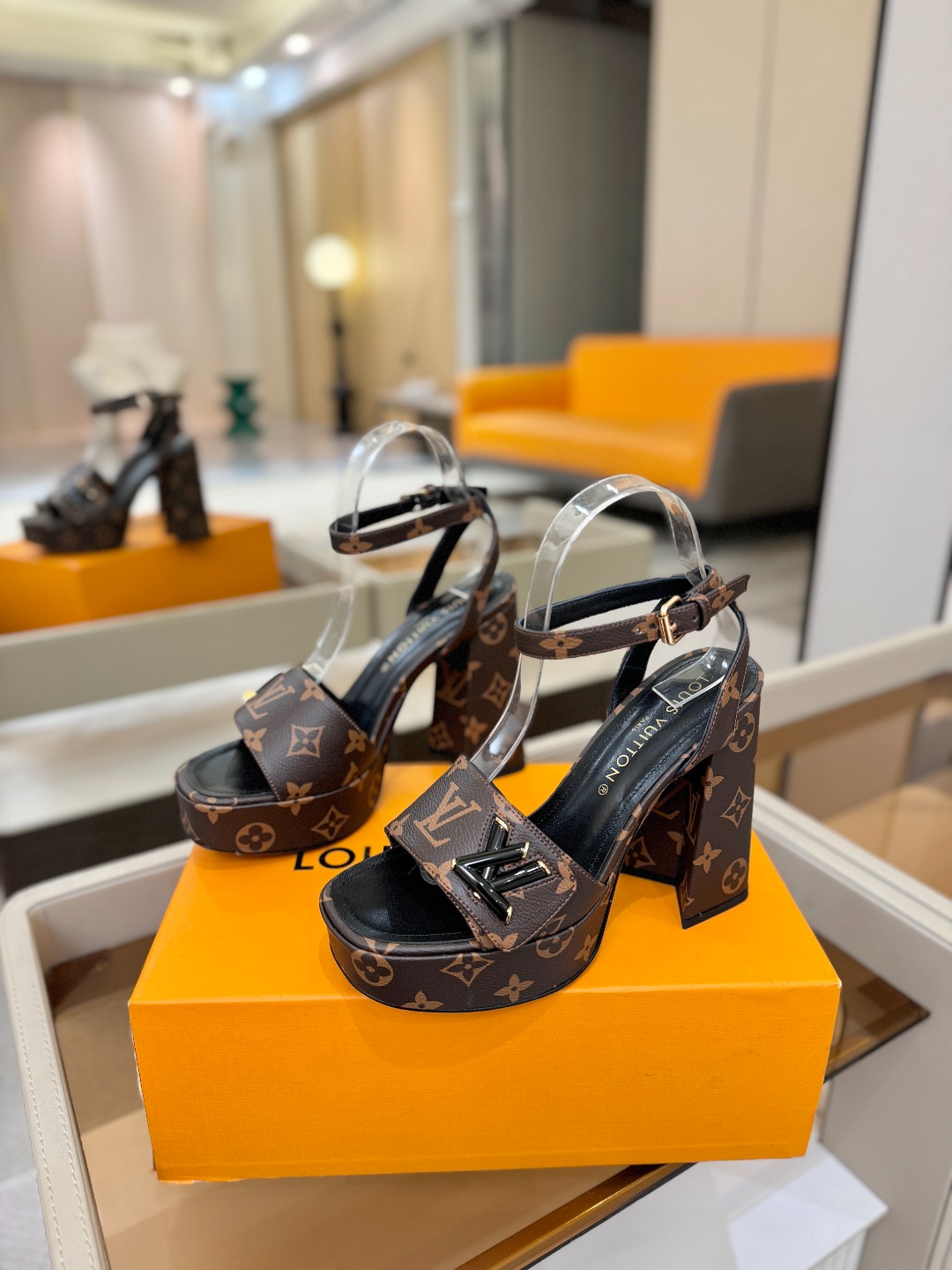 L✔️ 家专柜最新走秀款凉鞋、官网系列同步更新、完美楦型+防水台设计、高贵气质、走路不累脚、原版倒模楦型