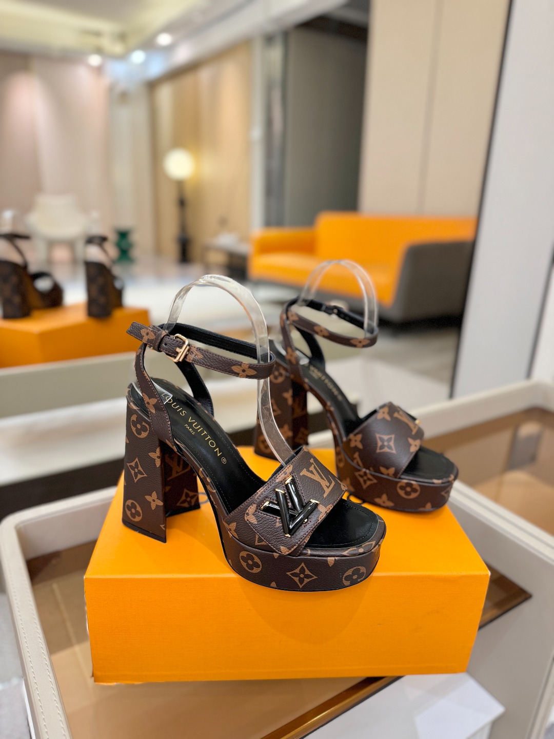 L✔️ 家专柜最新走秀款凉鞋、官网系列同步更新、完美楦型+防水台设计、高贵气质、走路不累脚、原版倒模楦型