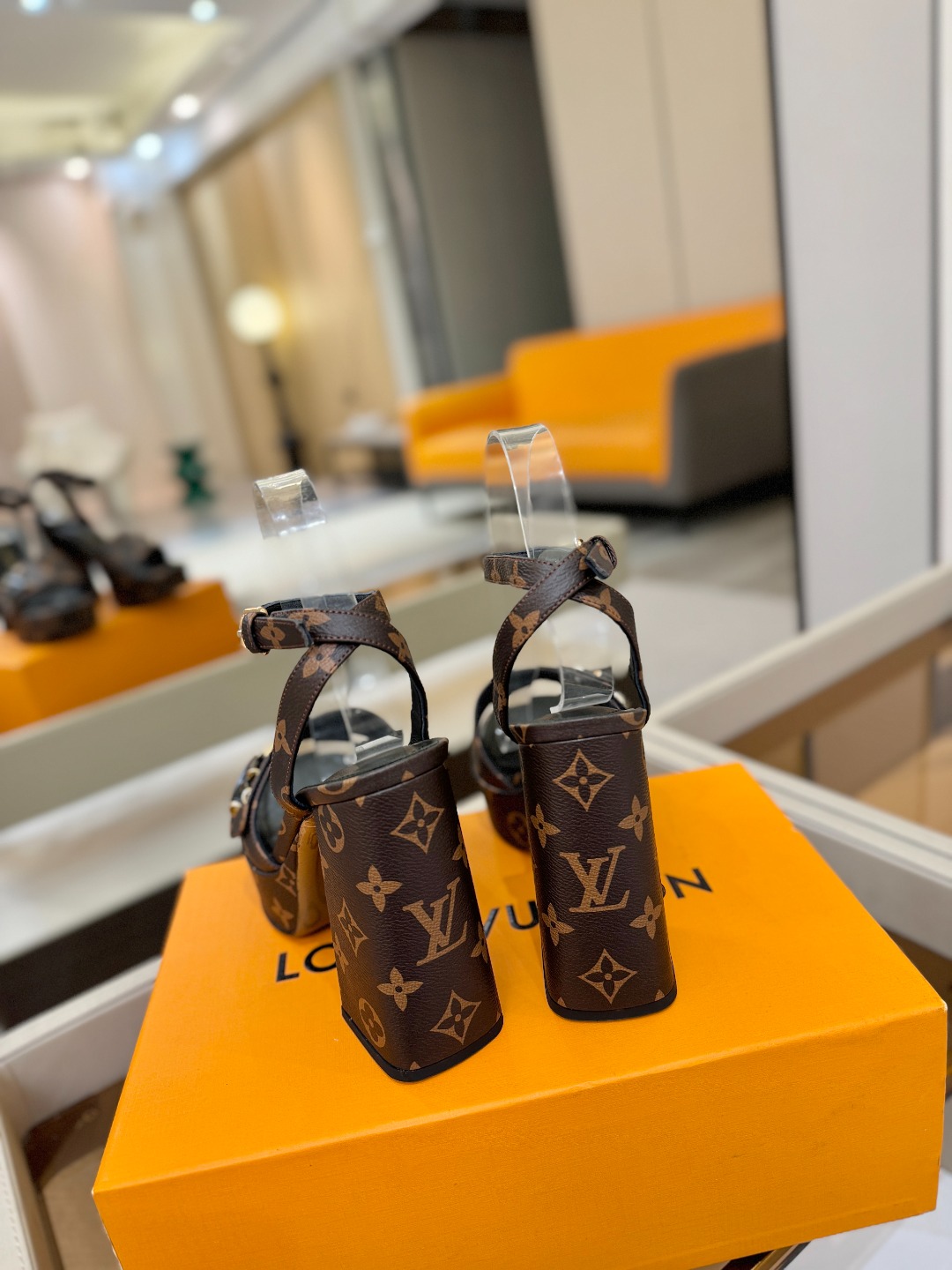 L✔️ 家专柜最新走秀款凉鞋、官网系列同步更新、完美楦型+防水台设计、高贵气质、走路不累脚、原版倒模楦型