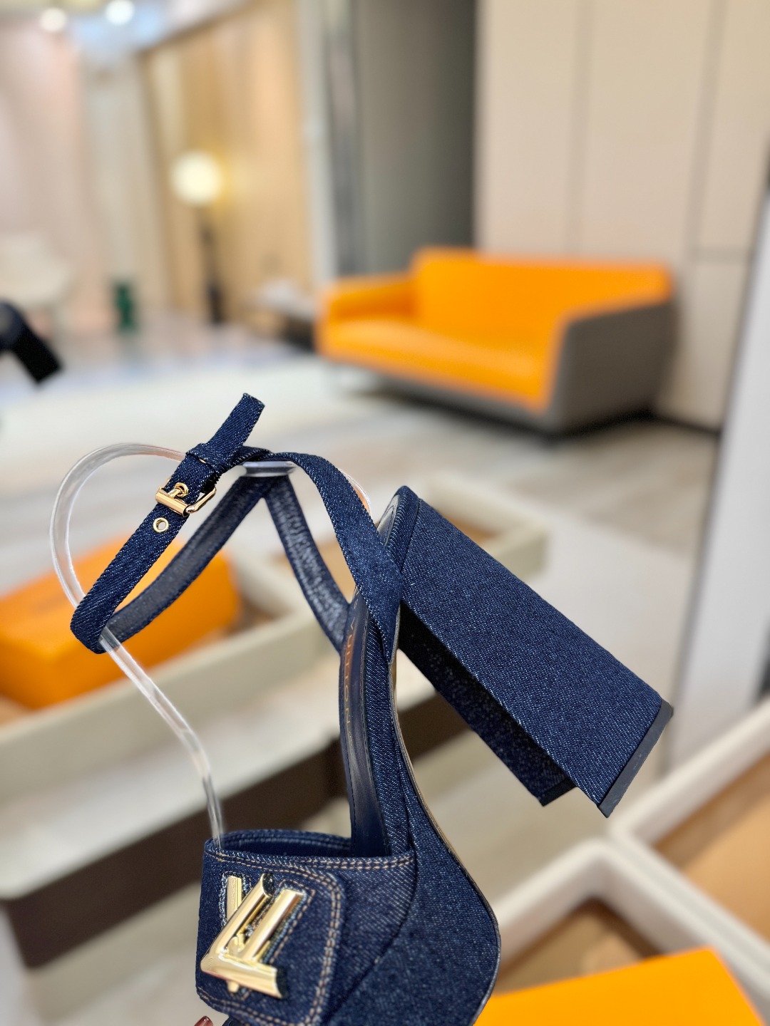 L✔️ 家专柜最新走秀款凉鞋、官网系列同步更新、完美楦型+防水台设计、高贵气质、走路不累脚、原版倒模楦型