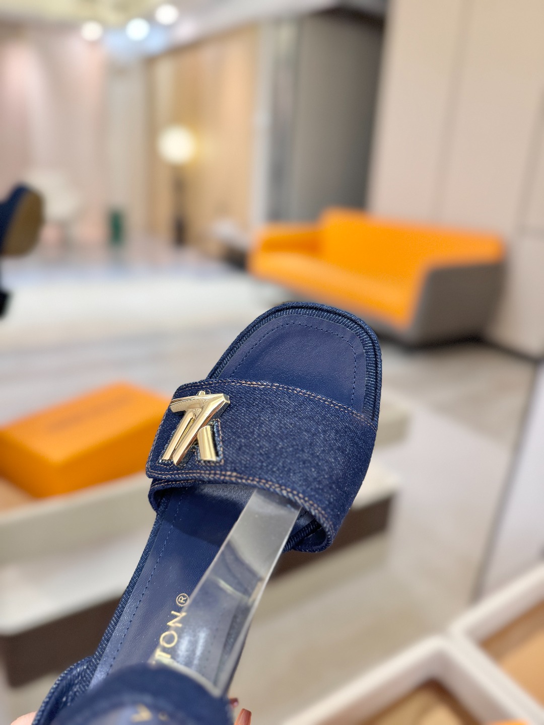 L✔️ 家专柜最新走秀款凉鞋、官网系列同步更新、完美楦型+防水台设计、高贵气质、走路不累脚、原版倒模楦型