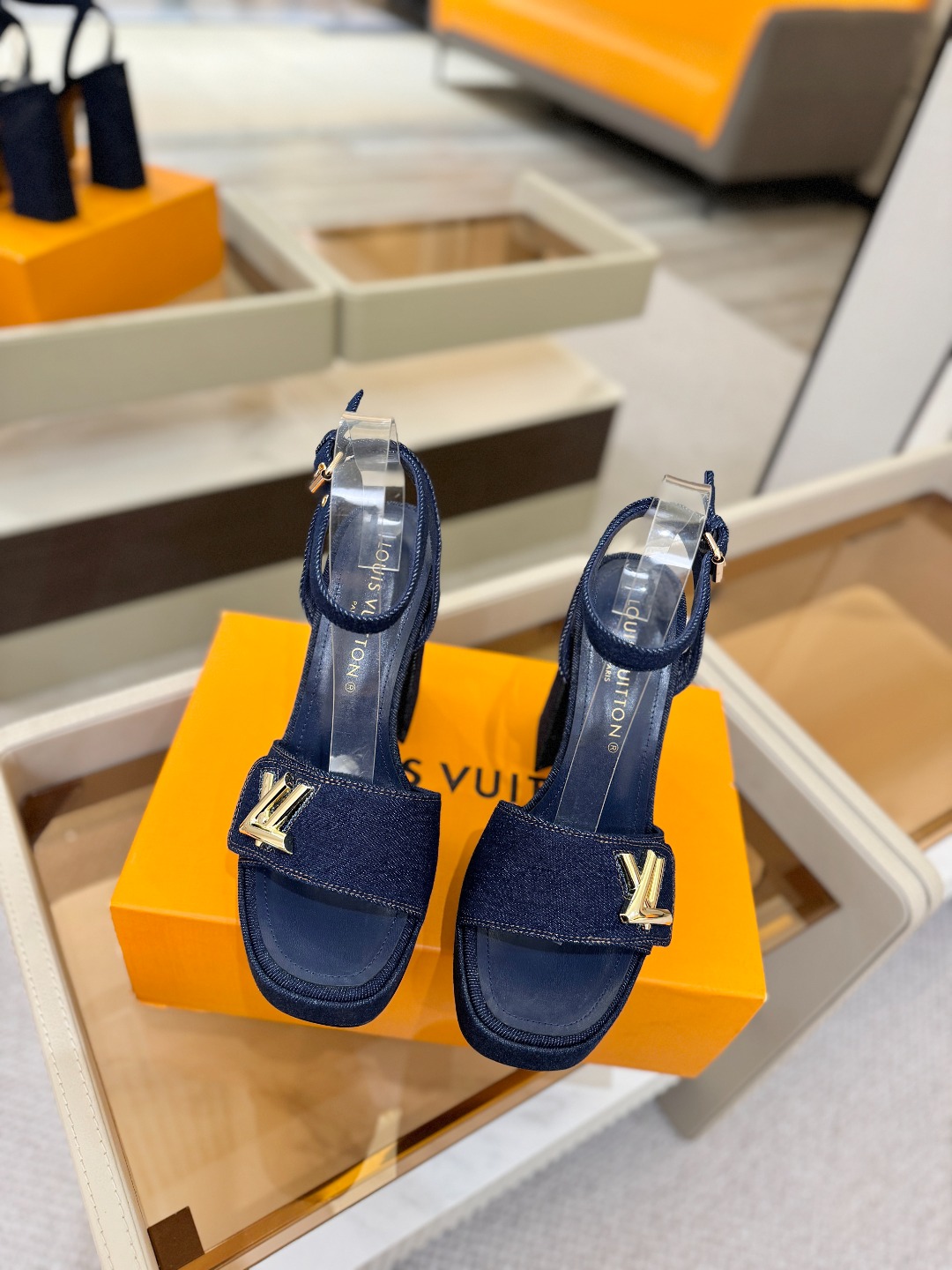 L✔️ 家专柜最新走秀款凉鞋、官网系列同步更新、完美楦型+防水台设计、高贵气质、走路不累脚、原版倒模楦型