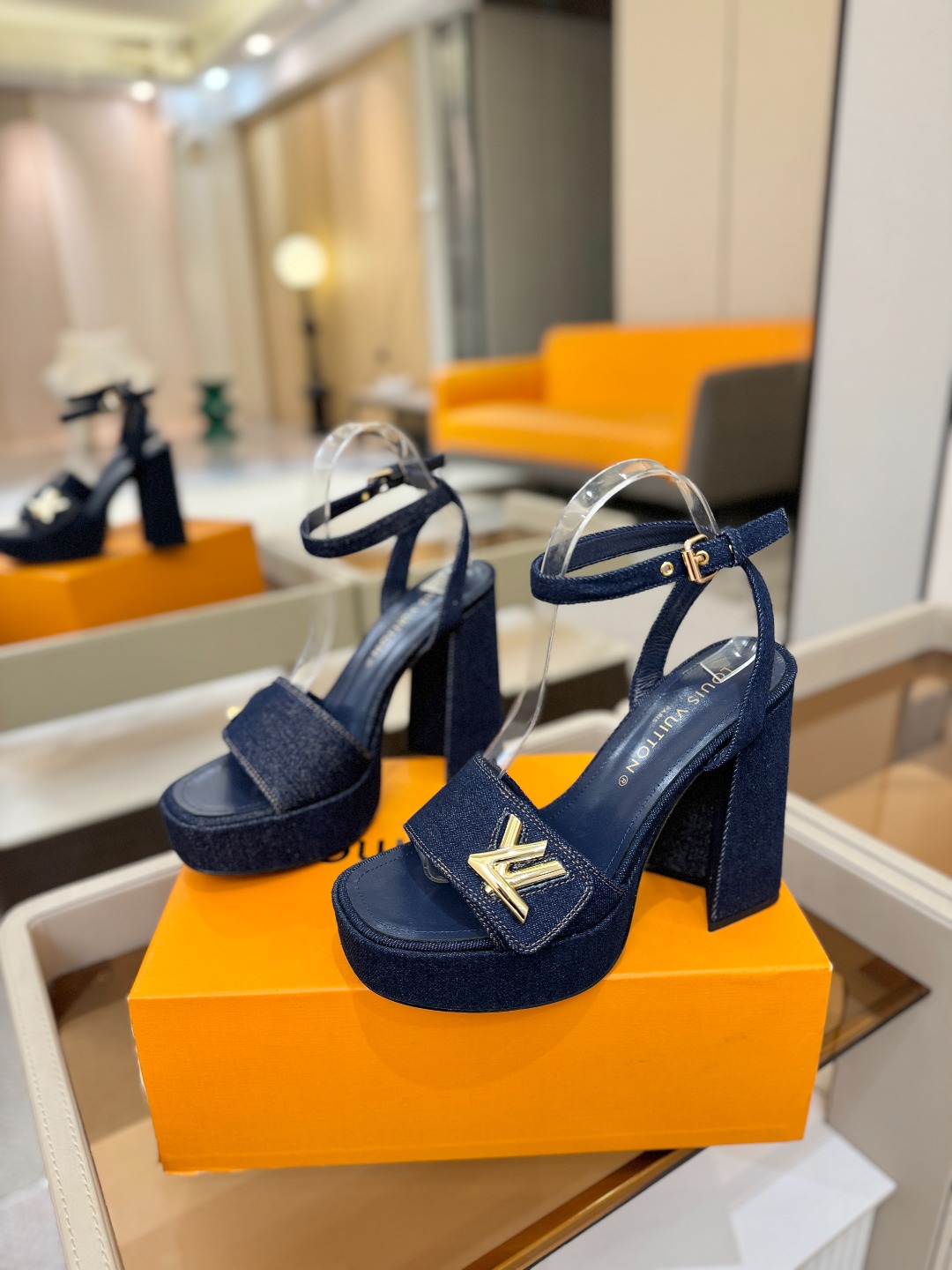 L✔️ 家专柜最新走秀款凉鞋、官网系列同步更新、完美楦型+防水台设计、高贵气质、走路不累脚、原版倒模楦型