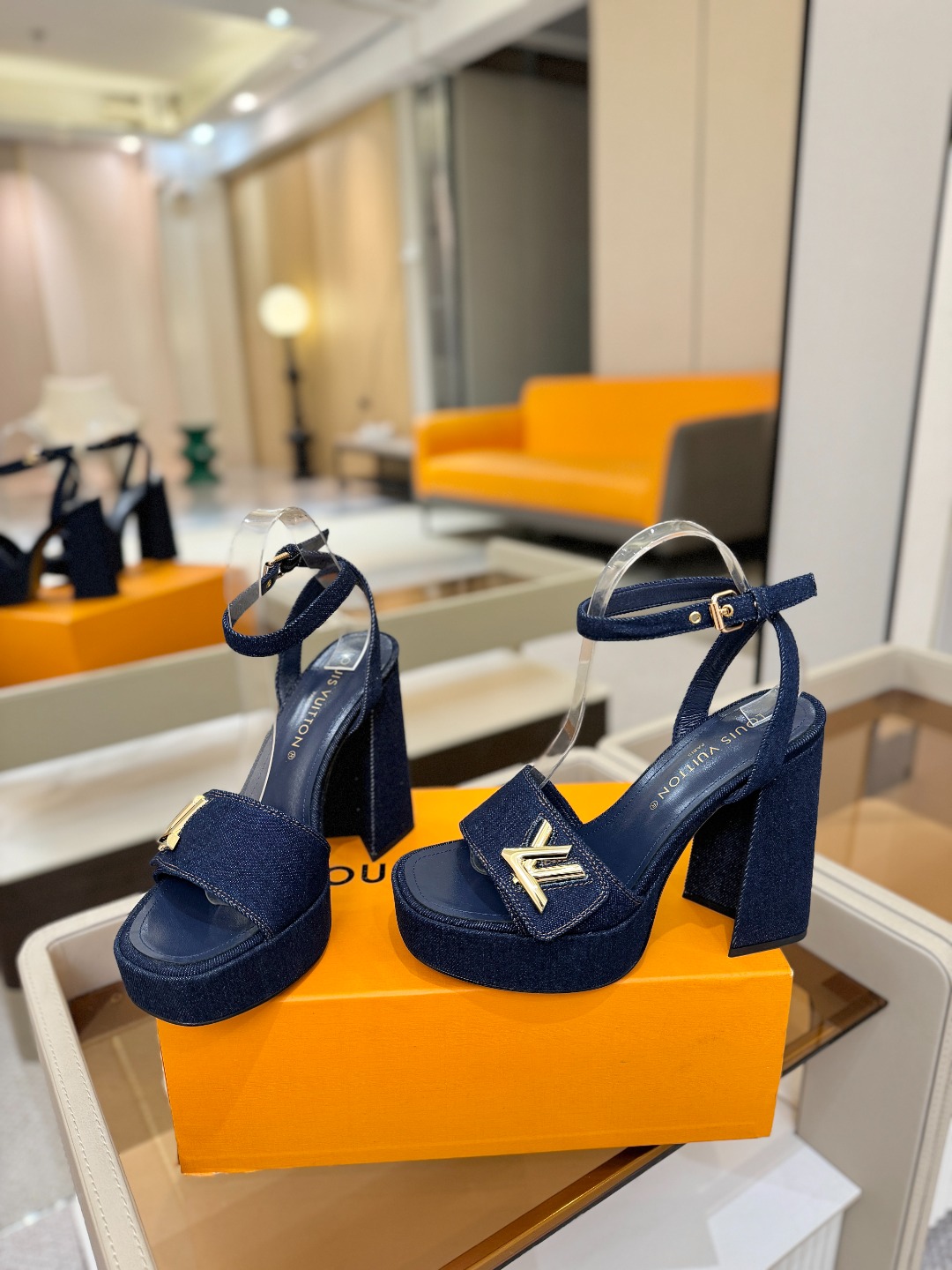 L✔️ 家专柜最新走秀款凉鞋、官网系列同步更新、完美楦型+防水台设计、高贵气质、走路不累脚、原版倒模楦型