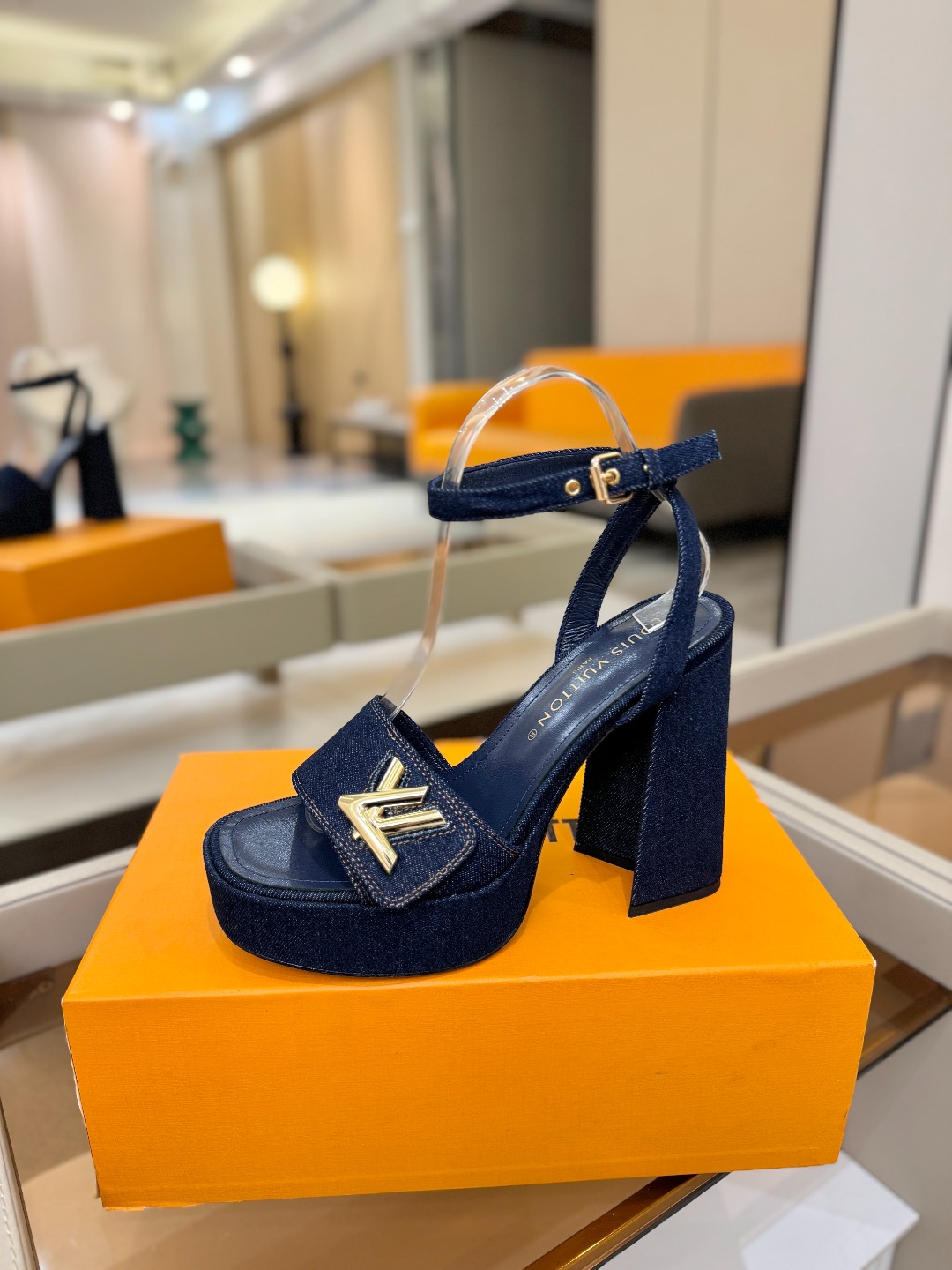 NO:679595,Price The latest catwalk style sandals from L’s counter, the official website series are updated simultaneously, perfect last shape + waterproof platform design, noble temperament, not tiring to walk, original reverse mold last shape, ultimate 1:1 shape, high-end quality, imported high-end fabrics showing exquisite texture!  The fabric is classic presbyopia/snake grain cowhide/imported cow patent leather. The lining is high-quality soft sheepskin. The foot pads are imported goatskin. The mold is opened to customize the A-grade high-density private mold outsole, and the luxury packaging!  3.5 cm water platform + 12 cm leather bag heel, size 35-40, (34.40.41 customized, non-returnable), high heels and sandals, sandals, high heels, cowhide, sheepskin19860909价格 L 家专柜最新走秀款凉鞋、官网系列同步更新、完美楦型+防水台设计、高贵气质、走路不累脚、原版倒模楦型,极致1:1形体,高端品质、进口高端面料呈现出精致质感！ 面料经典老花/蛇纹牛皮/进口牛漆皮 内里优质柔软羊皮里 垫脚进口山羊皮 开模定制A级高密私模大底,奢华包装！ 3.5公分水台+12公分面皮包跟 码数35-40、（34.40.41定制不退换）,高跟鞋凉鞋,sandals,high heels,cowhide,sheepskin,Women's Shoes