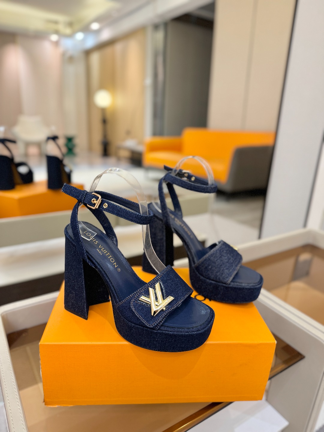 L✔️ 家专柜最新走秀款凉鞋、官网系列同步更新、完美楦型+防水台设计、高贵气质、走路不累脚、原版倒模楦型